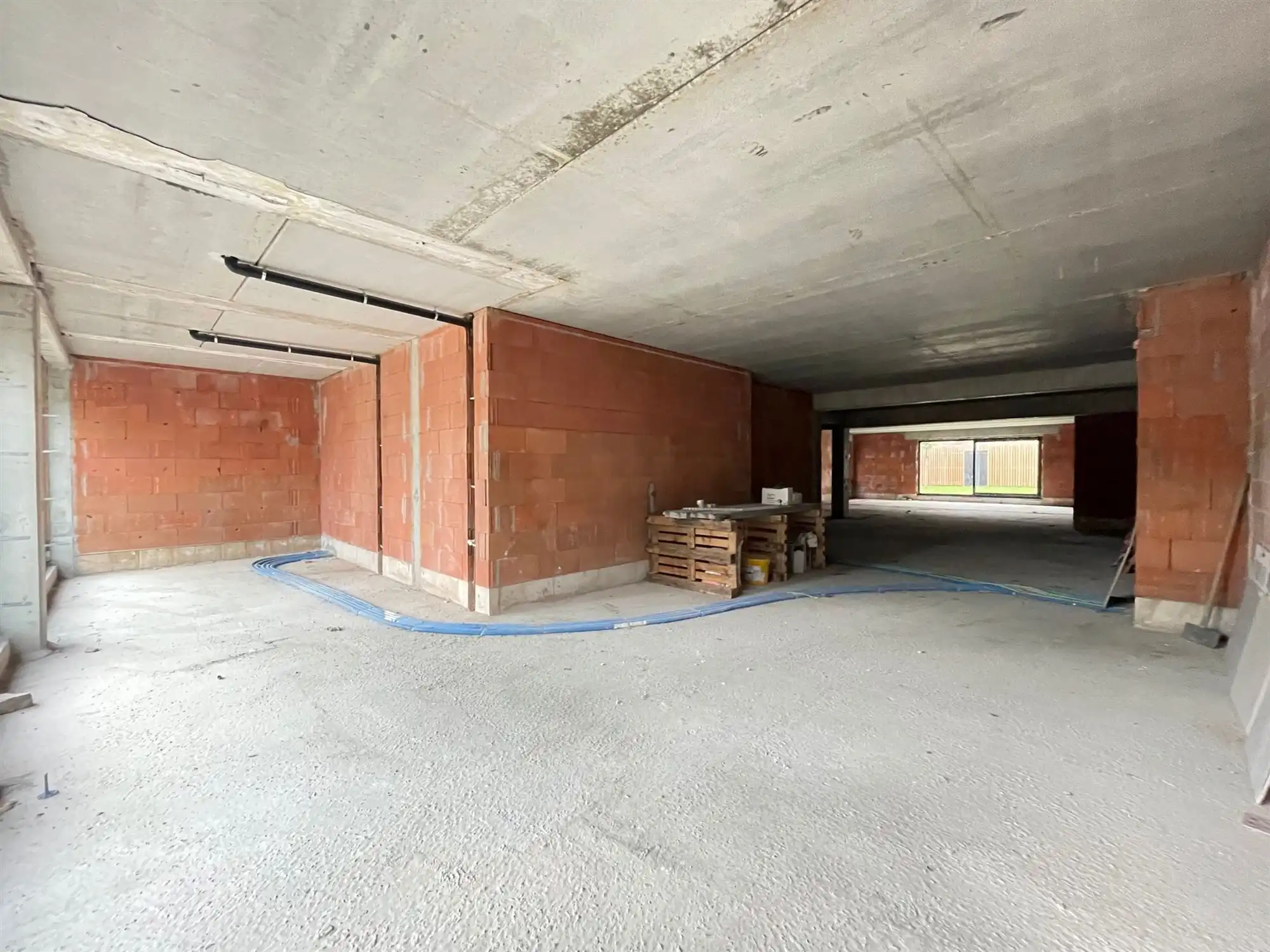 Ultra zichtbaar handelsgelijkvloers van 215m² en 10,5m vitrine op de markt foto 2