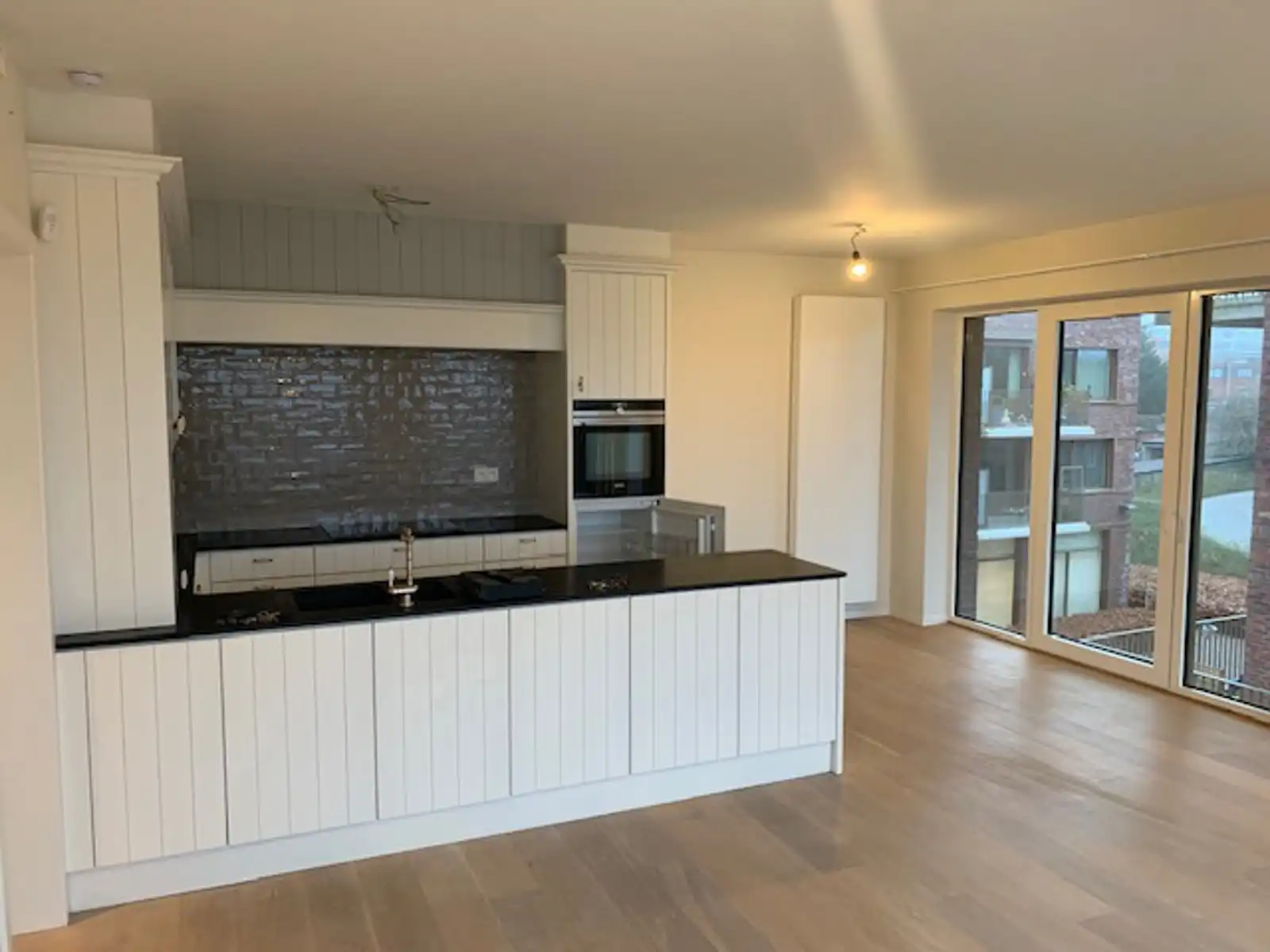 Centraal gelegen tweeslaapkamer appartement met groot terras foto {{pictureIndex}}