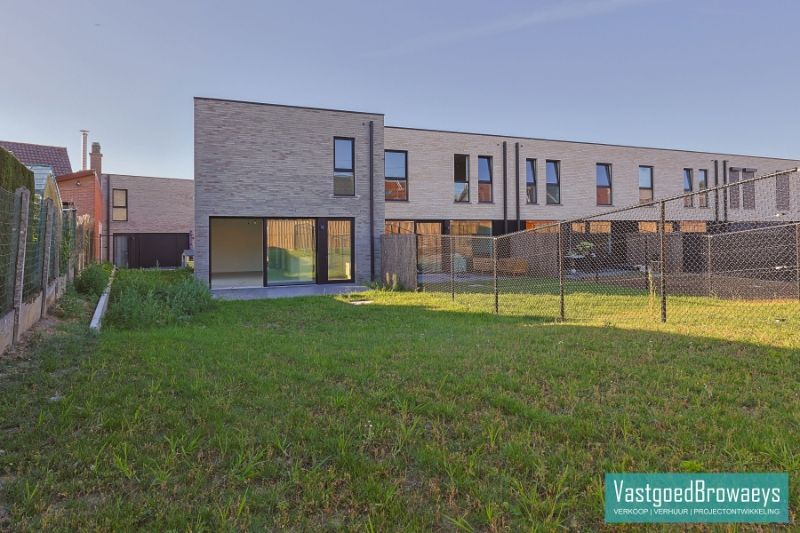 HOB met garage en zonrijke tuin nabij tal van verbindingswegen foto 6