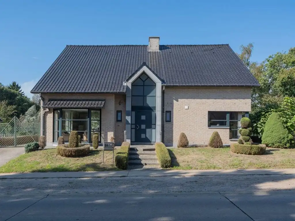 Verrassend ruime vrijstaande woning met inpandige garage foto {{pictureIndex}}
