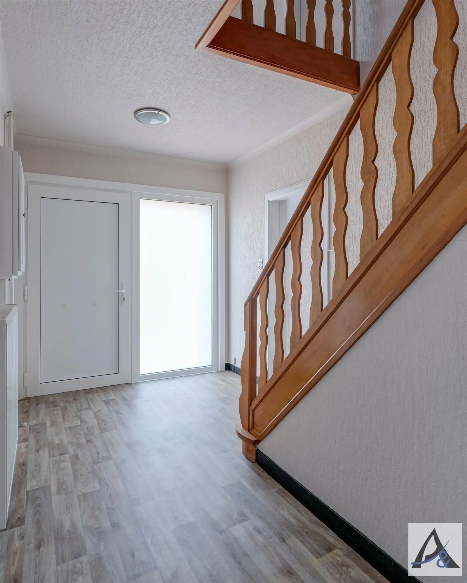 Te renoveren woning met potentieel in rustige buurt foto 5