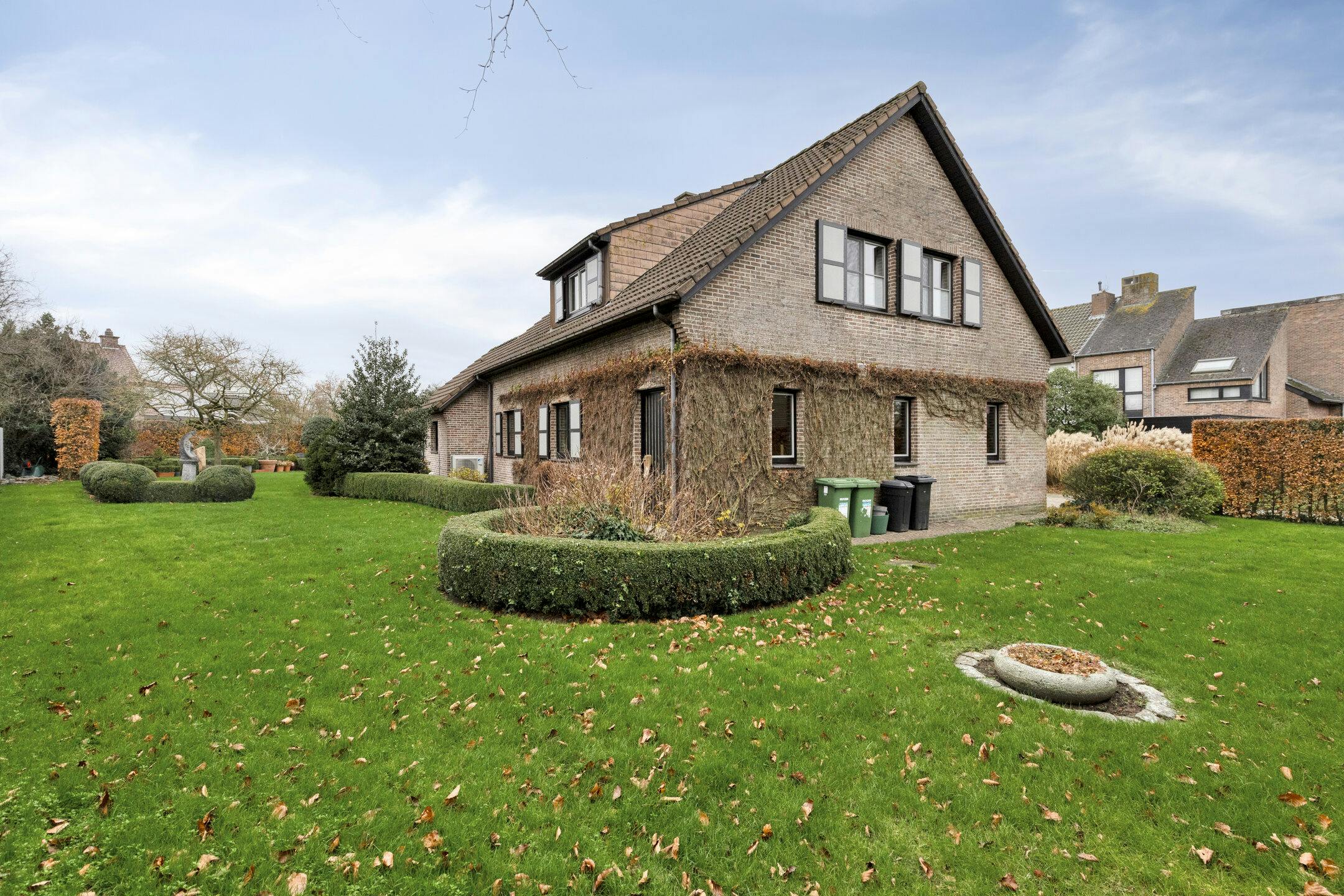 Mooie villa met schitterende tuin in residentiële woonwijk foto 37