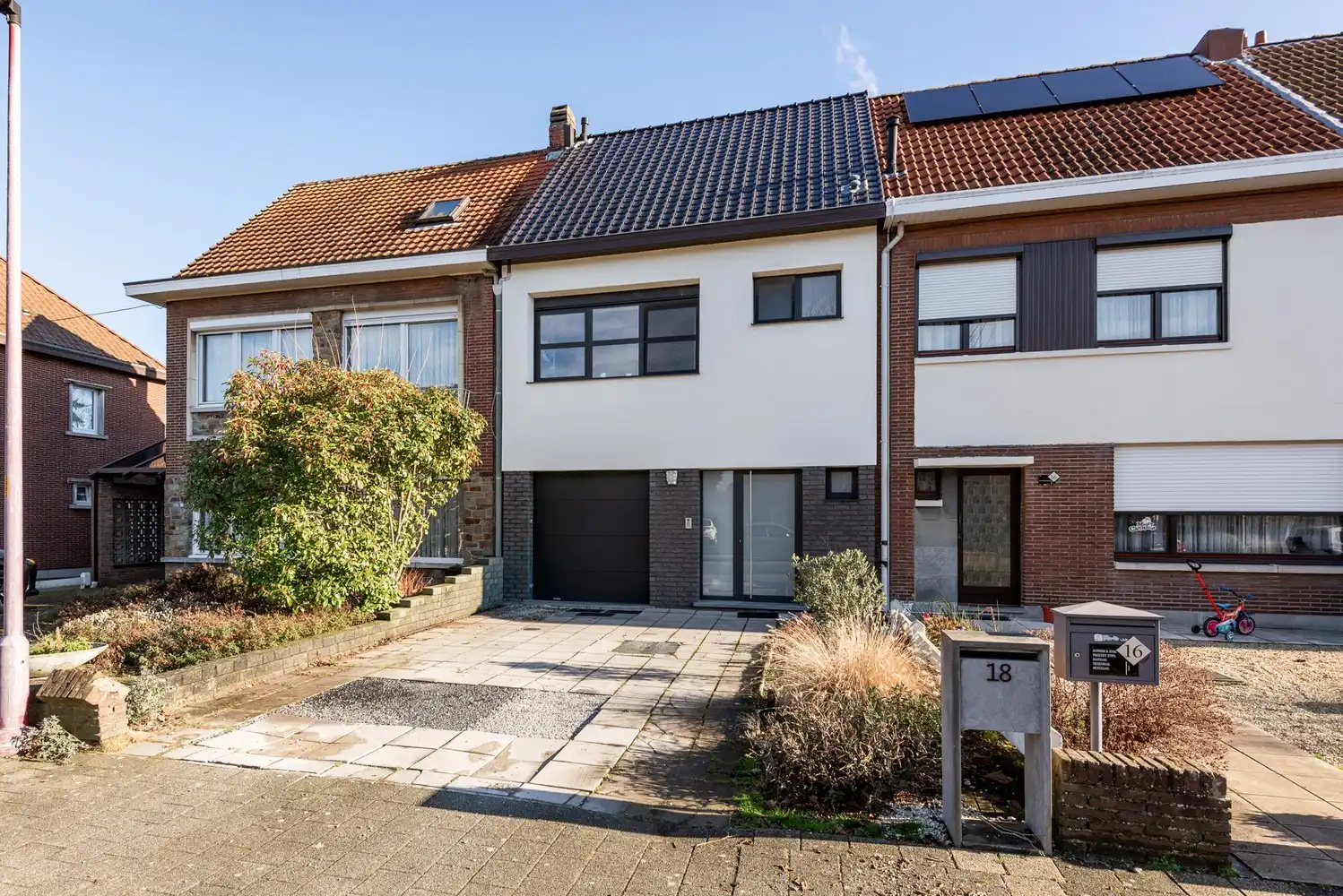 Gerenoveerde woning met drie slaapkamers op uitstekende locatie in Kontich foto {{pictureIndex}}