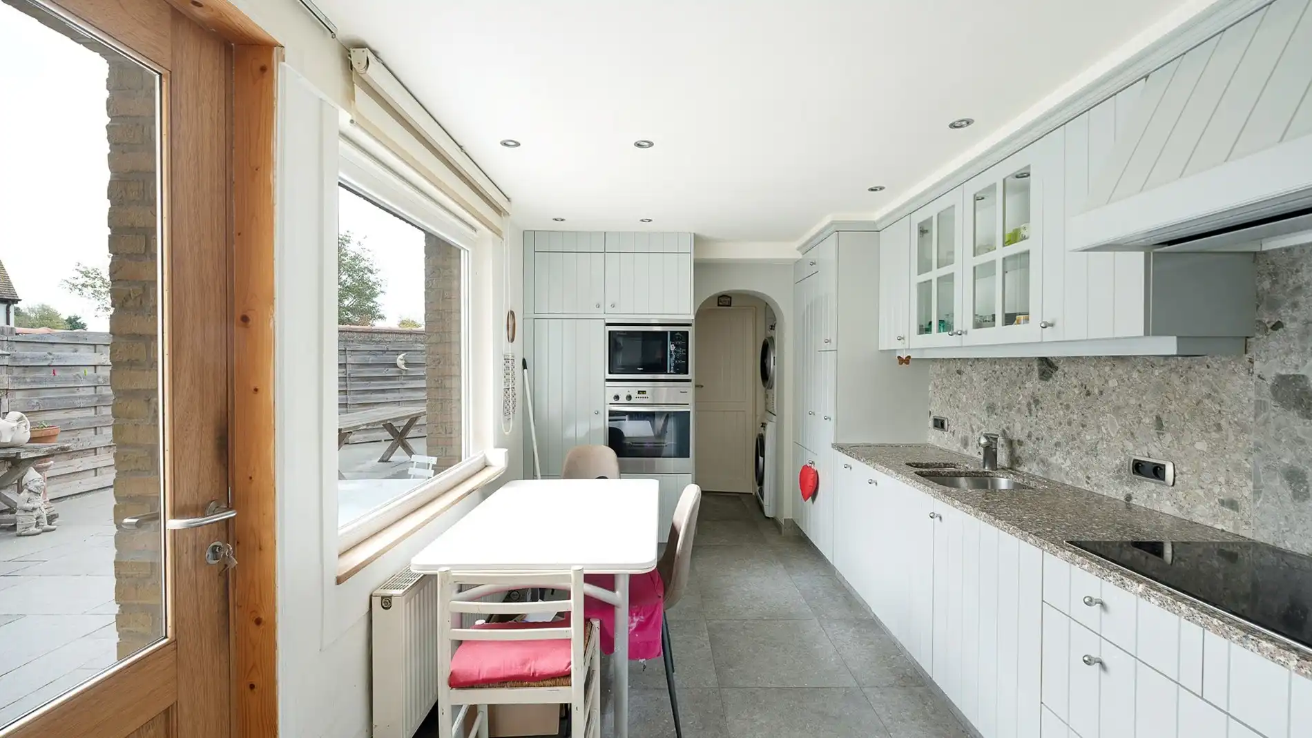 Woning met een leuke binnentuin en garage te Knokke foto 9