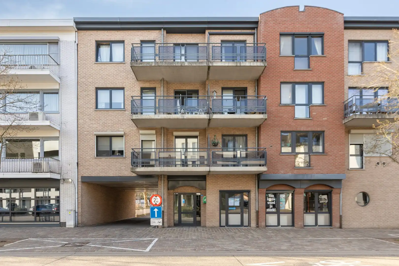 Karaktervol en instapklaar appartement met 2 slaapkamers, terras én garage in het centrum van Zutendaal. foto {{pictureIndex}}
