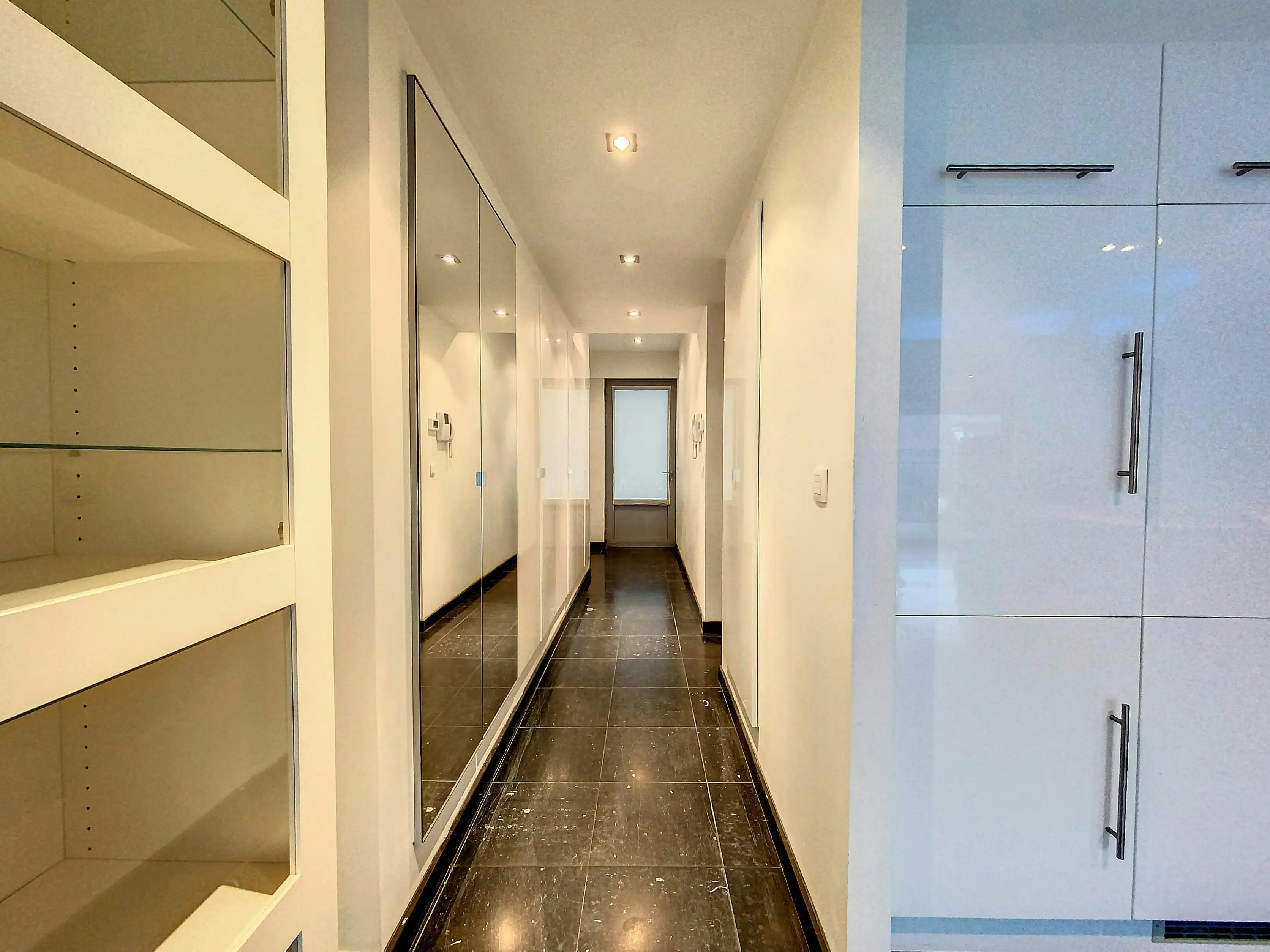 Loft nabij Zuidstation Sint-Gillis met 2 slaaphoeken/-kamers foto 8