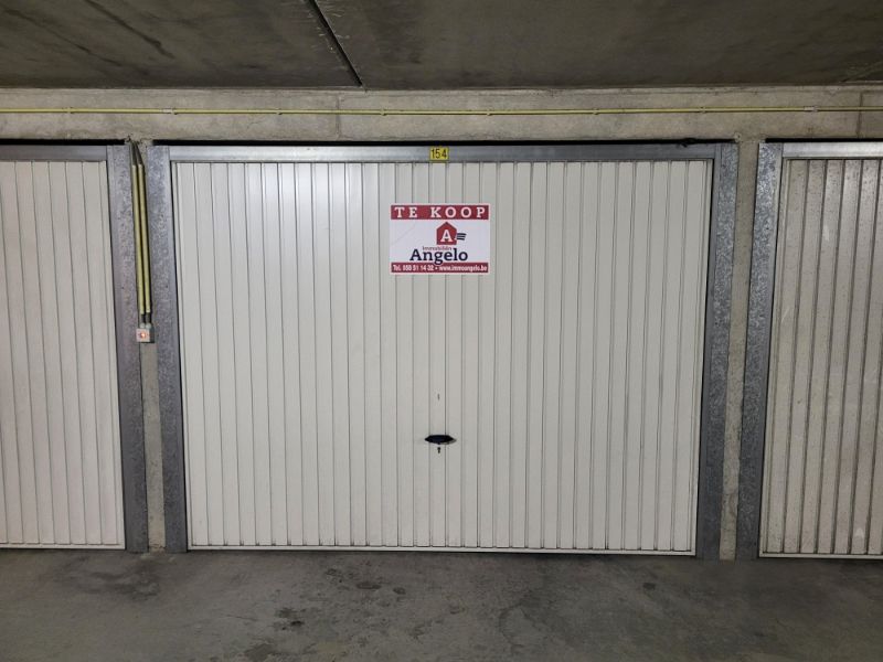 Ruime afgesloten garagebox in centrum van Oostduinkerke te koop foto {{pictureIndex}}