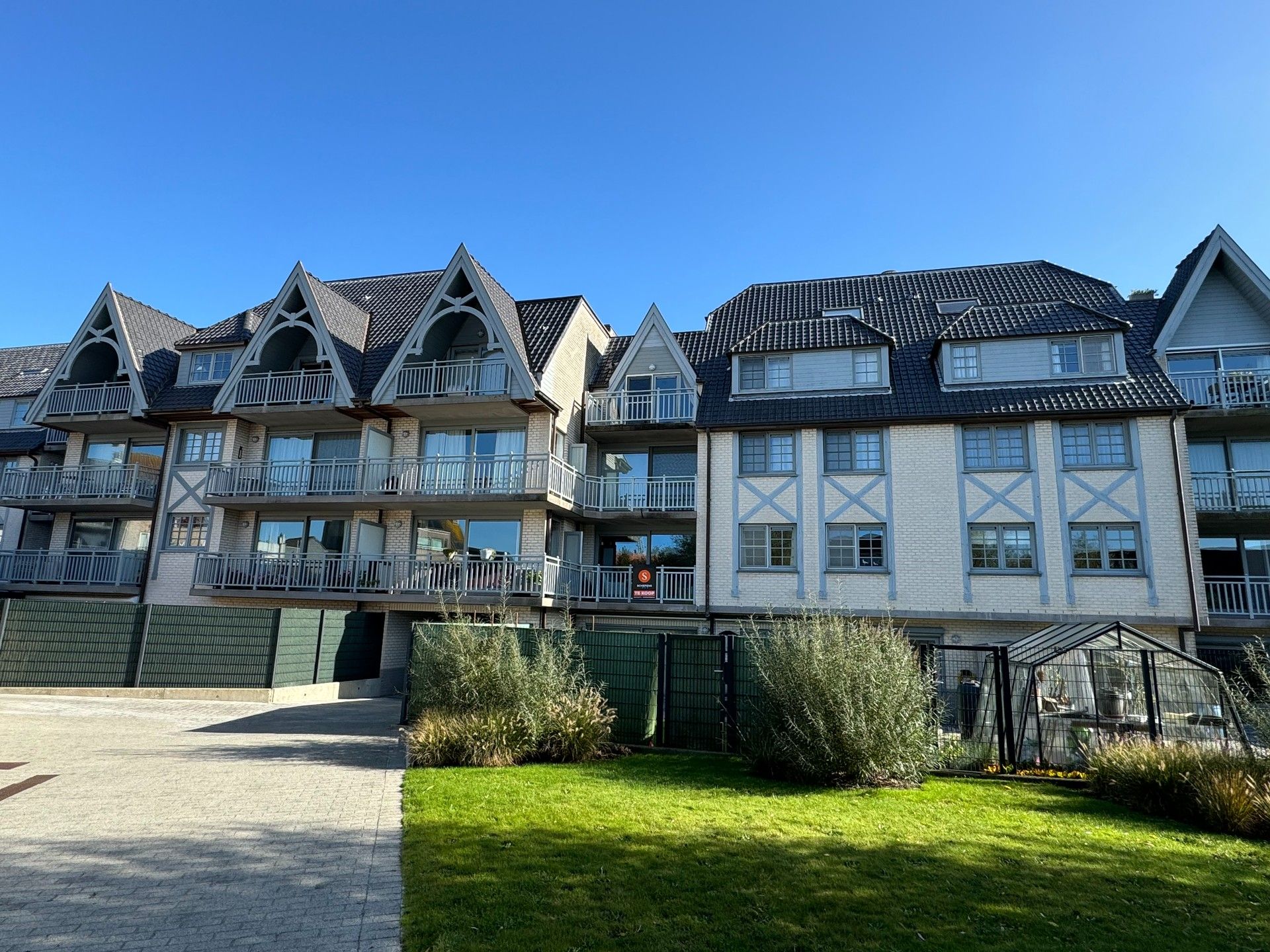 Heel verzorgd appartement met 2 slaapkamers te koop in het centrum van De Haan. foto {{pictureIndex}}