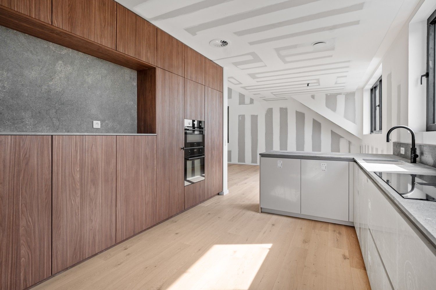 Uitzonderlijk dakappartement met 2 slaapkamers, bureau en een terras van 40m²! foto 9