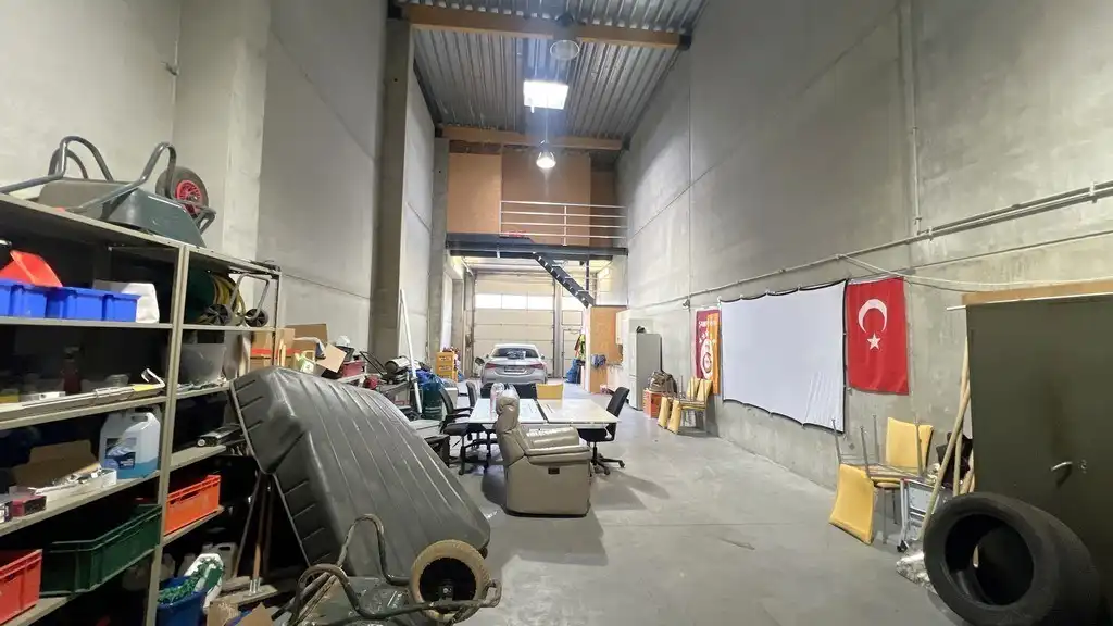 Magazijn met kantoor te huur vlakbij R4 in Evergem foto 8