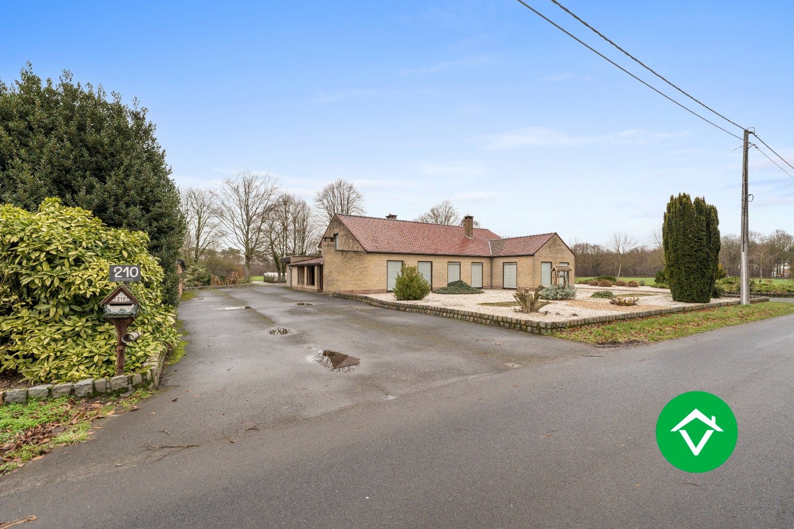 Rustig gelegen alleenstaande woning met bijgebouwen te Koekelare foto 2