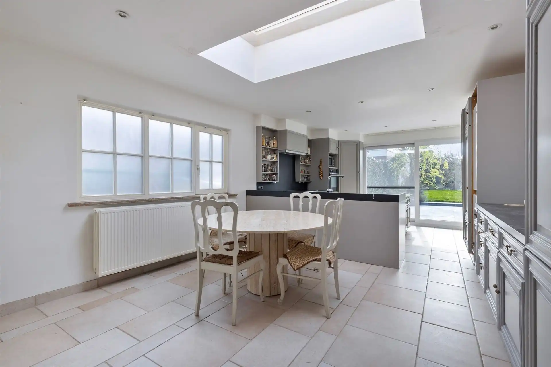 Ruime halfopen bebouwing (3 slpks), terras en tuin foto 11