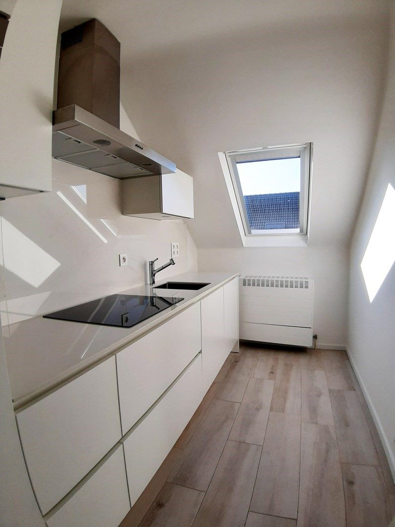 Gerenoveerd dakappartement MET GARAGE te Beverst foto 6