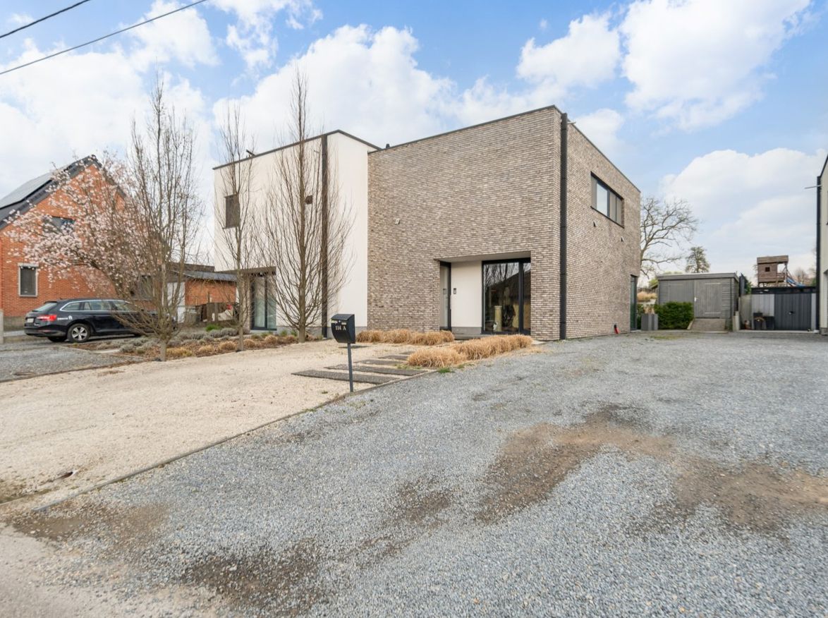 INSTAPKLARE MODERNE WONING MET PRACHTIG VRIJ ZICHT IN ALKEN foto {{pictureIndex}}