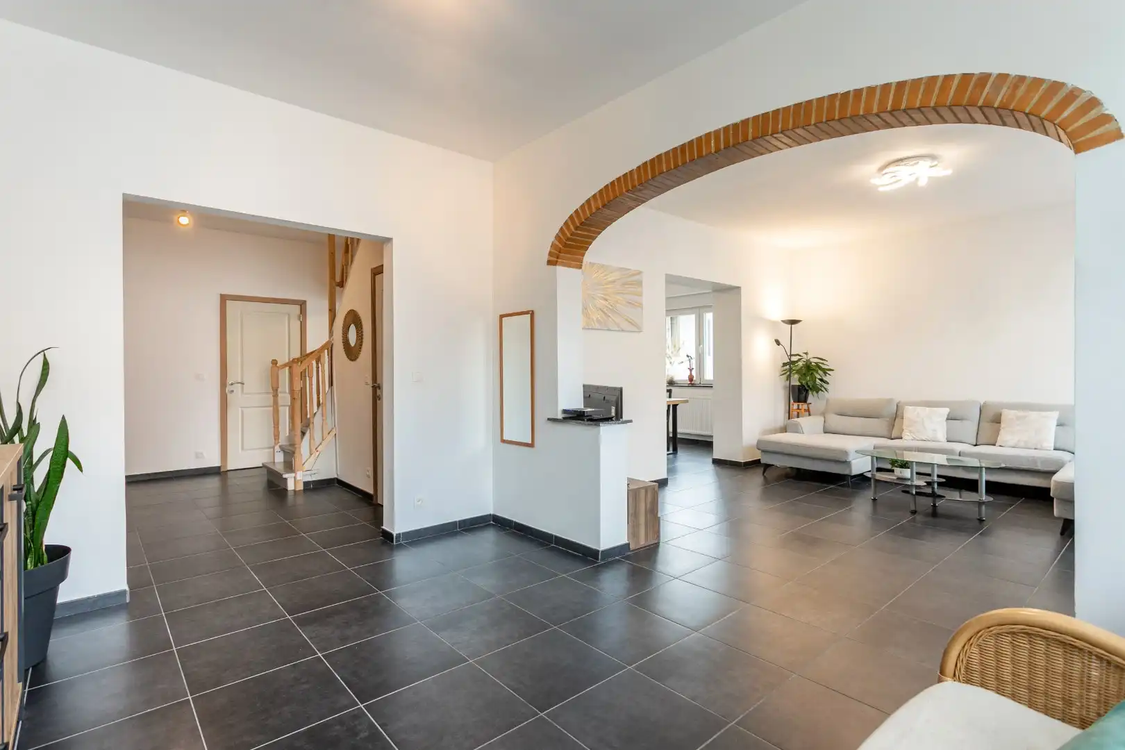 Gerenoveerde woning met 4 slaapkamers en opslagplaats foto 4