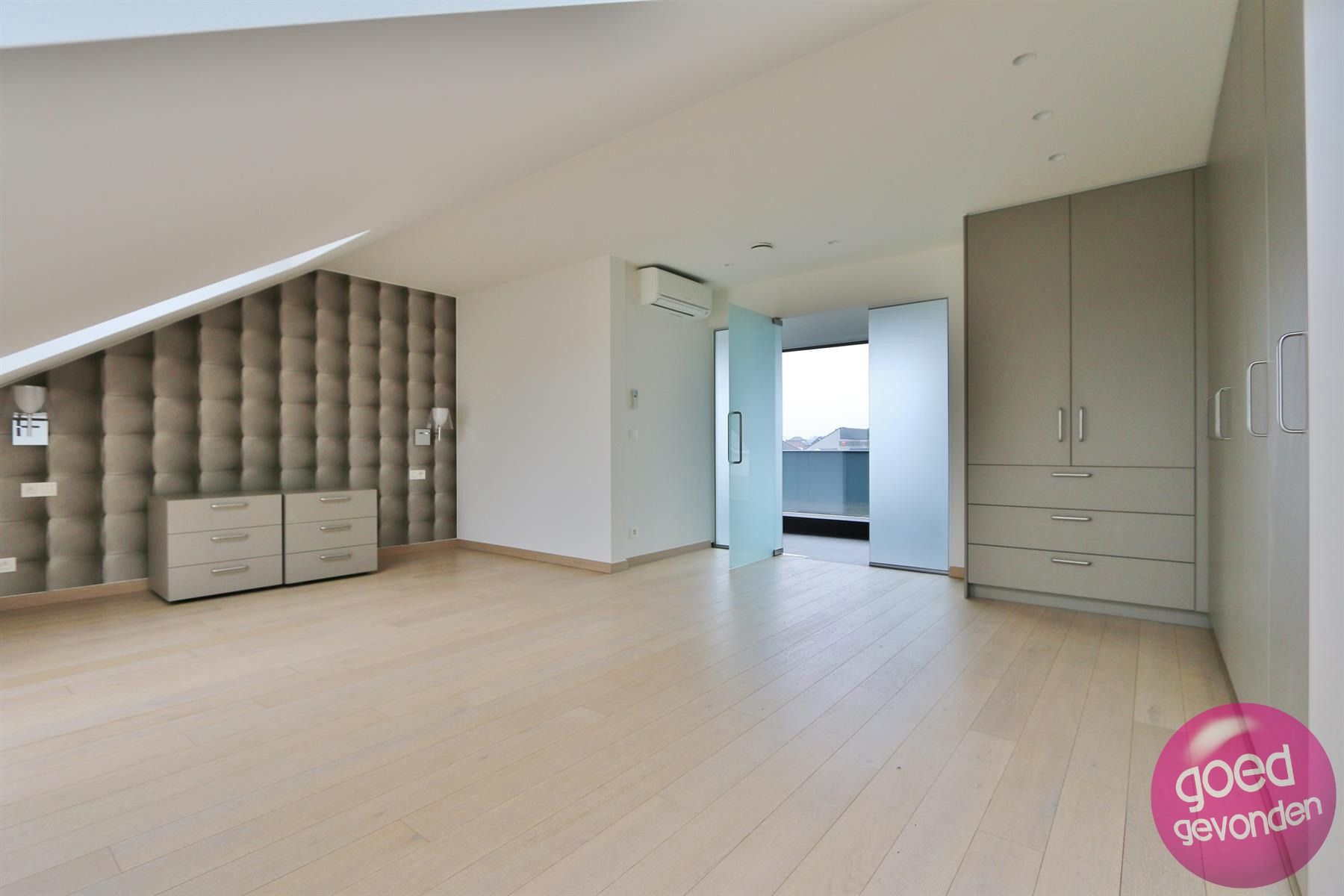 Erg ruim 2-slk app met terras en parking foto 14