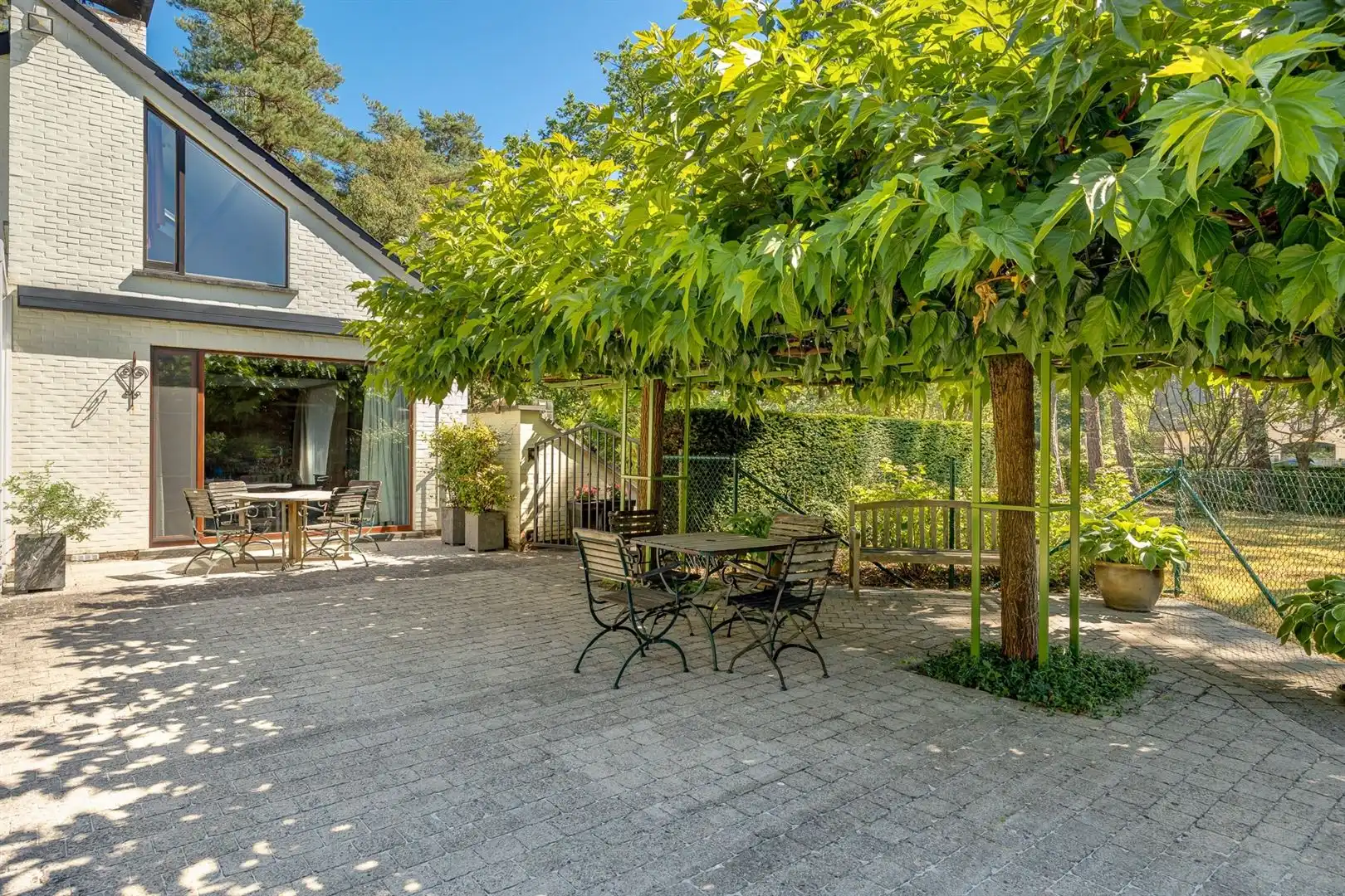 Karaktervolle woning met veel ruimte en prachtige tuin! foto 3