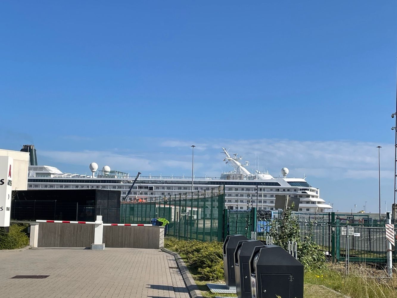 Ruime studio met zonnig terras en uitzicht op de boten  in de Haven van Zeebrugge . Er is een mogelijkheid om een garagebox in het gebouw bij te huren. En dit op het gelijkvloers. Dichtbij de gezellige restaurantjes in Zeebrugge. foto 18