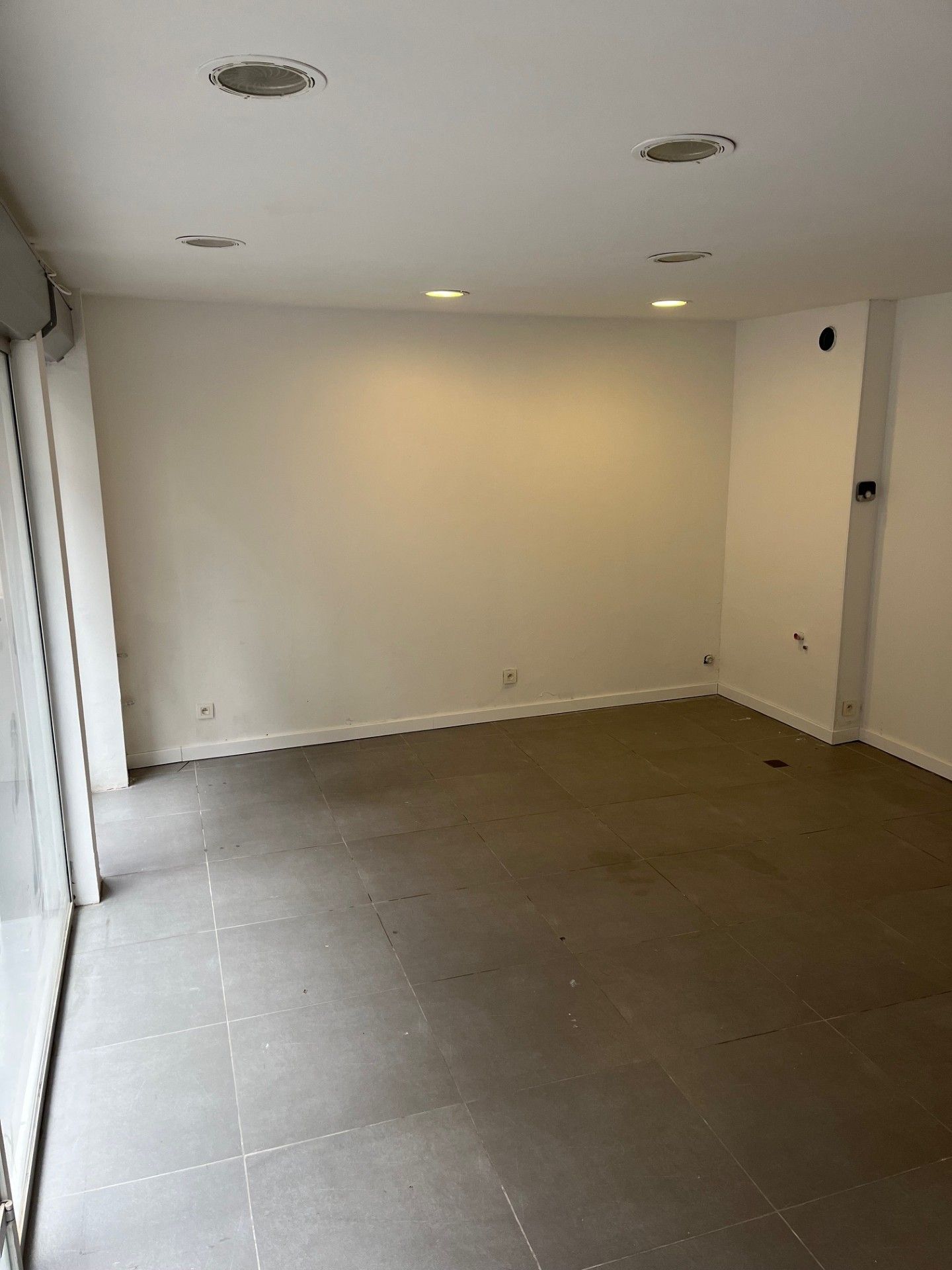 Compact en onderhoudsvriendelijk kantoor of winkelruimte in hartje Mechelen. foto 2