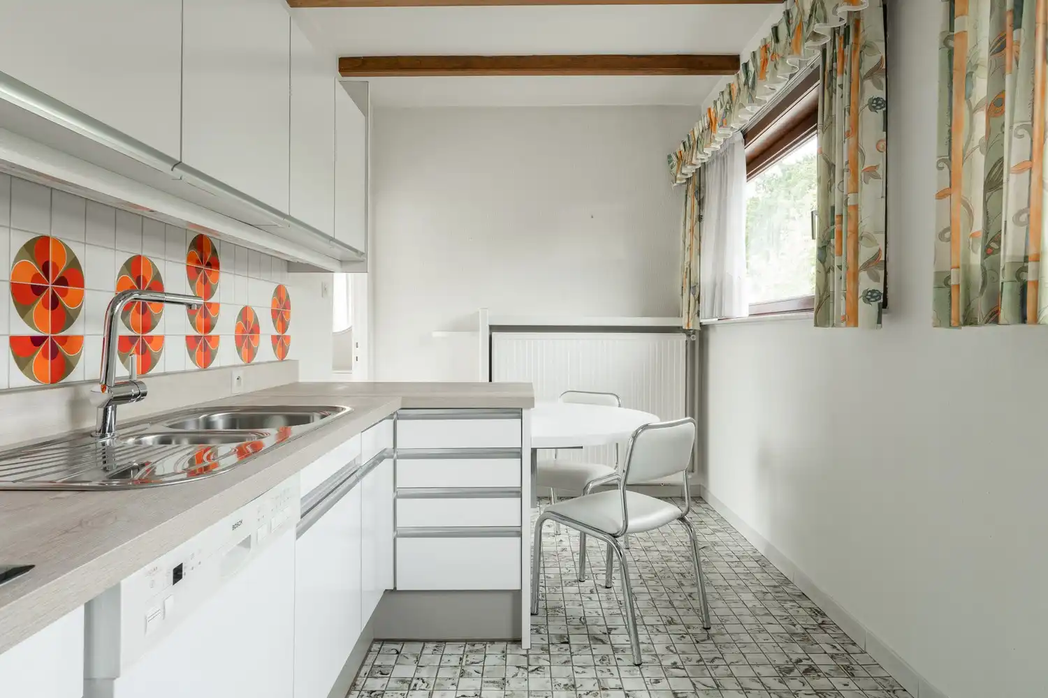 Charmante op te frissen woning van 187 m² op een toplocatie in Pelt! foto 17