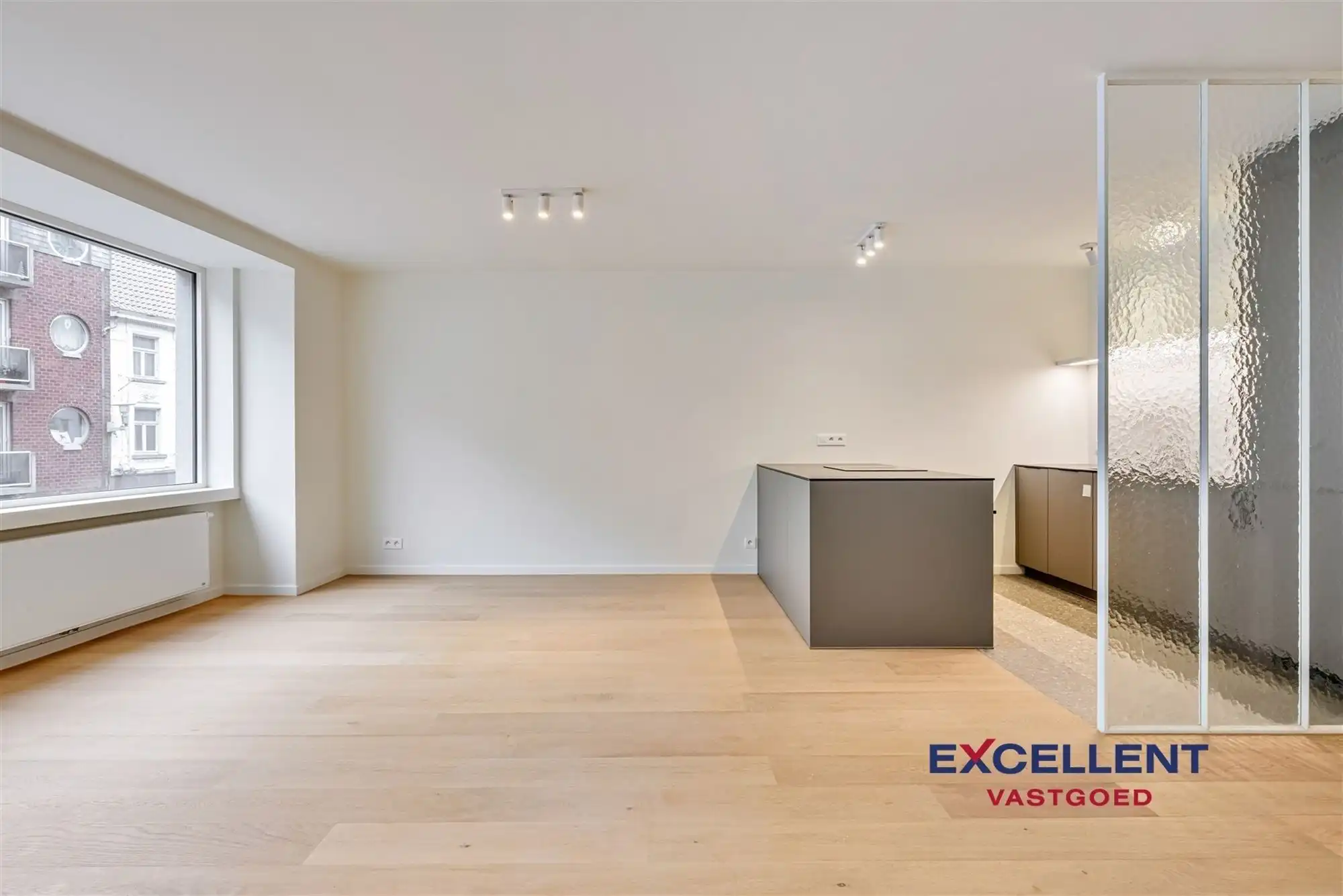 Volledig gerenoveerd 2-slaapkamer appartement centrum Deinze te huur foto {{pictureIndex}}