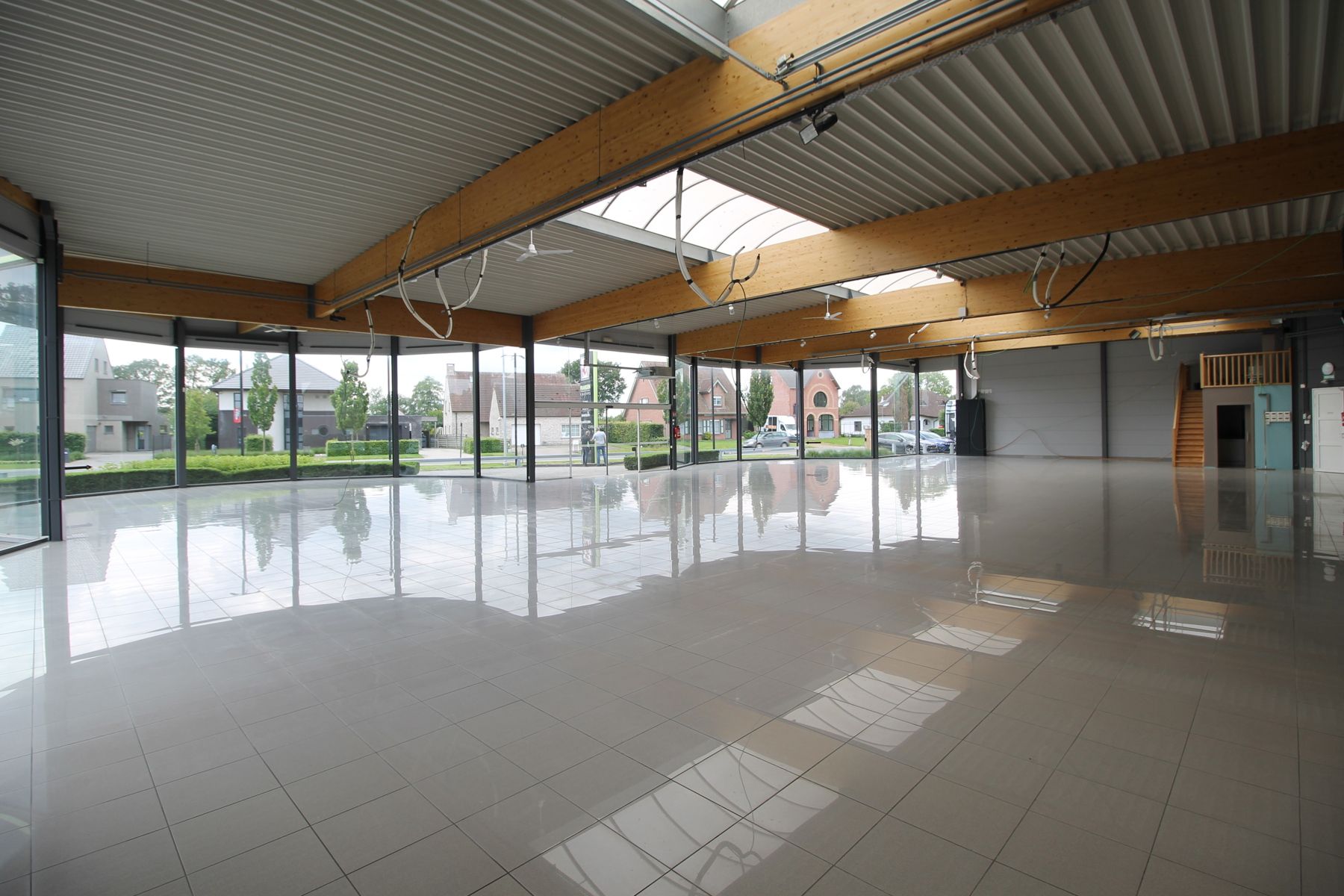 Showroom/kantoorruimte/winkelruimte van ca 642 m² met parking gelegen langs verbindingsweg Merksplas/Turnhout foto 4