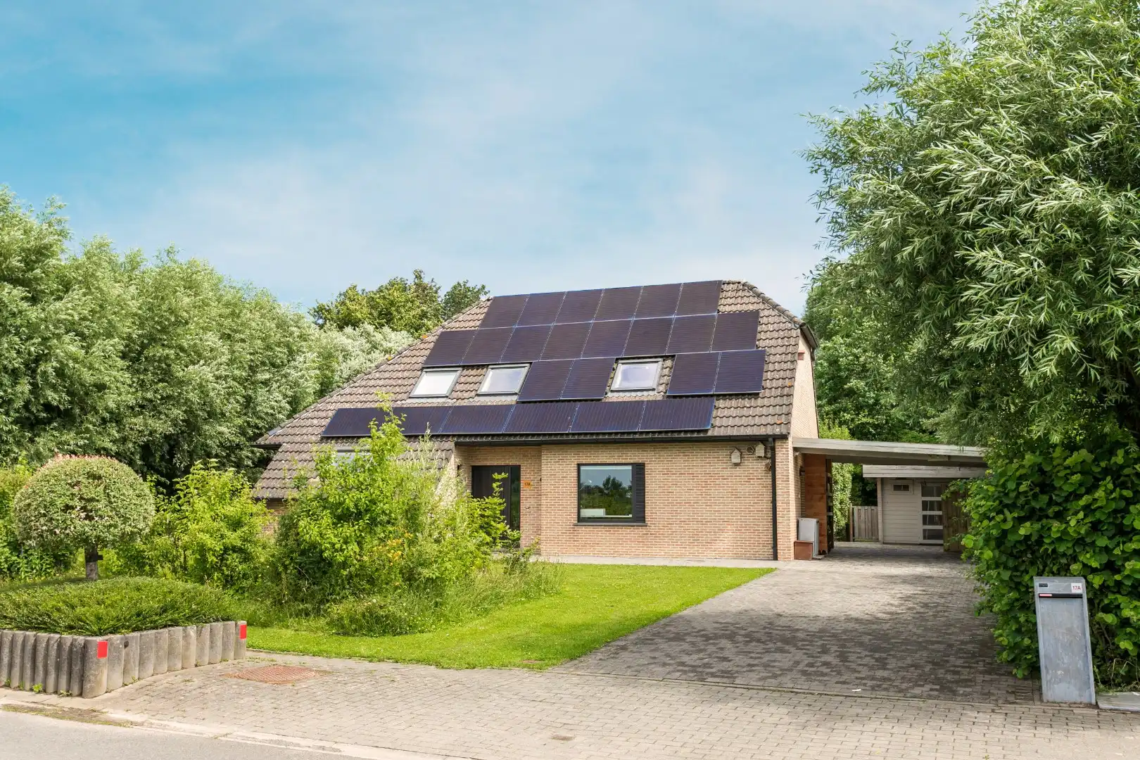 Ruime woning gelegen in een groene omgeving foto 2