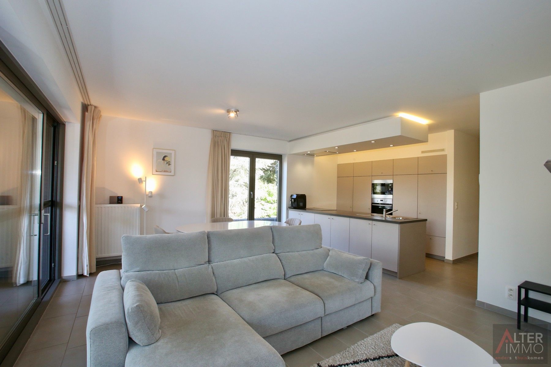 Instapklaar, centraal gelegen 2-slaapkamer appartement met terras en ondergrondse parking! foto 6