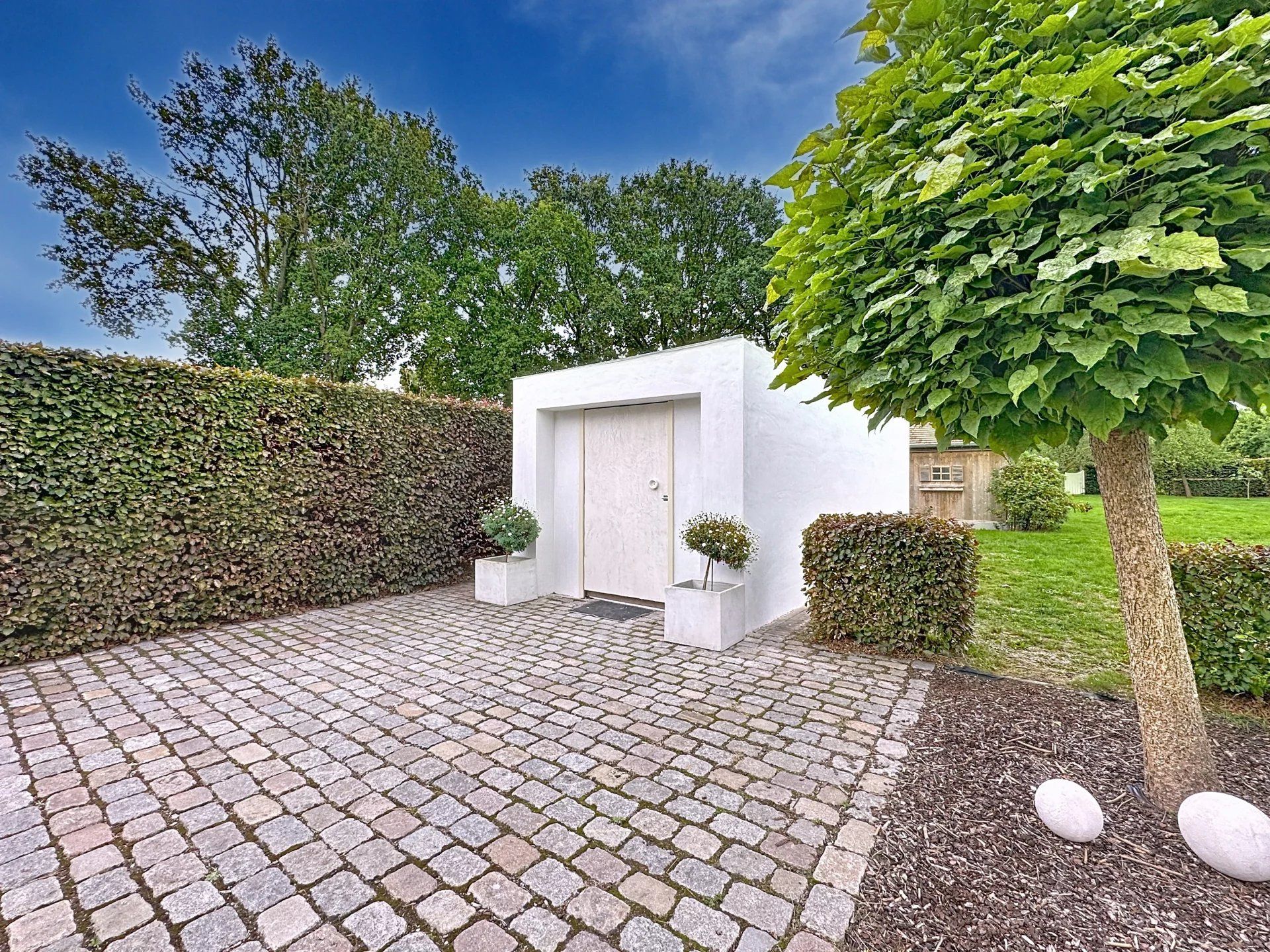 Prachtige landelijke gelegen vrijstaande woning uit 2001, gelegen op een perceel van 16a 43ca. Deze woning biedt comfort, ruimte en privacy met hoogwaardige afwerking en moderne gemakken. foto 54