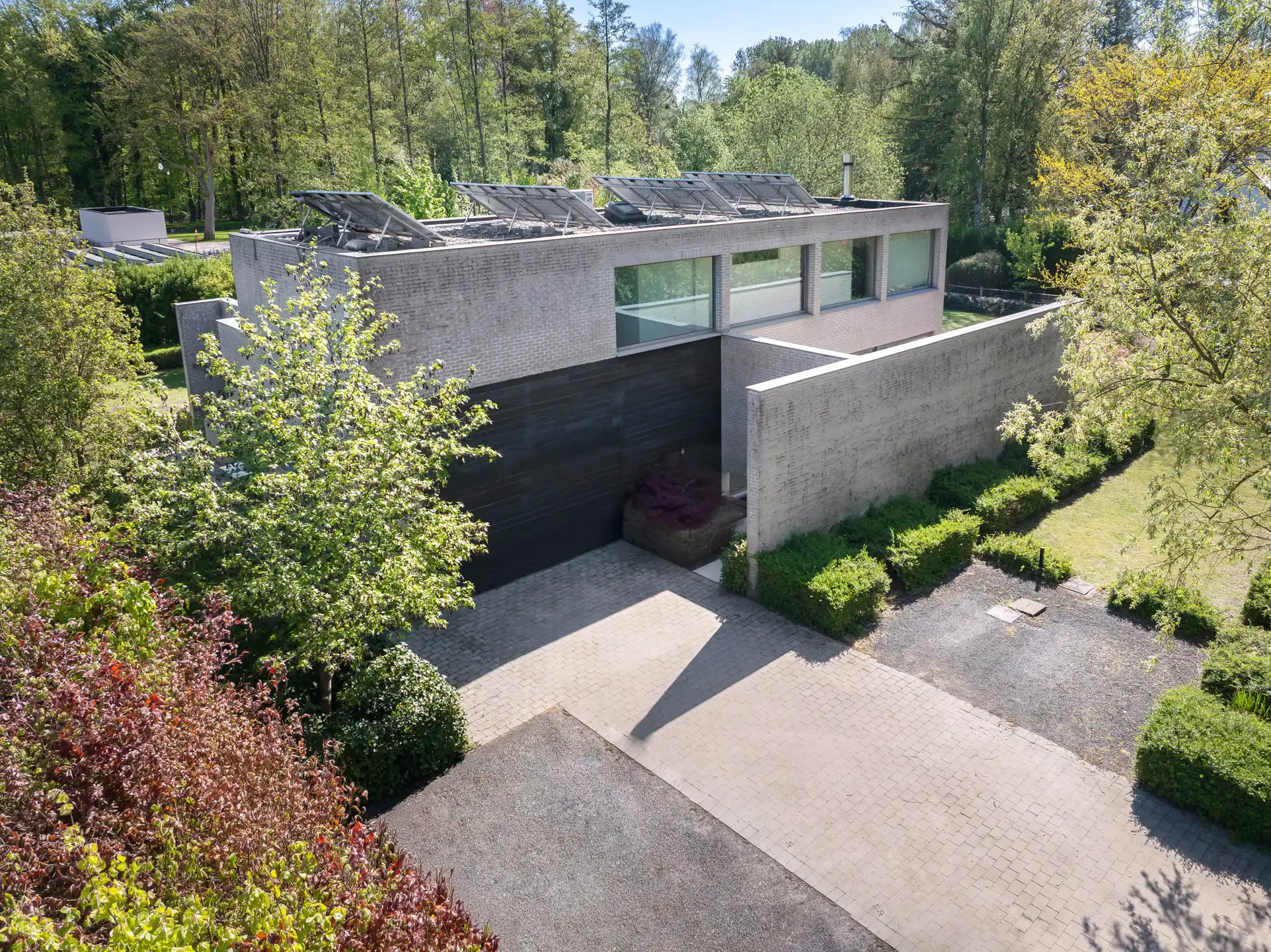 Op te frissen moderne villa met zwemvijver en poolhouse foto {{pictureIndex}}