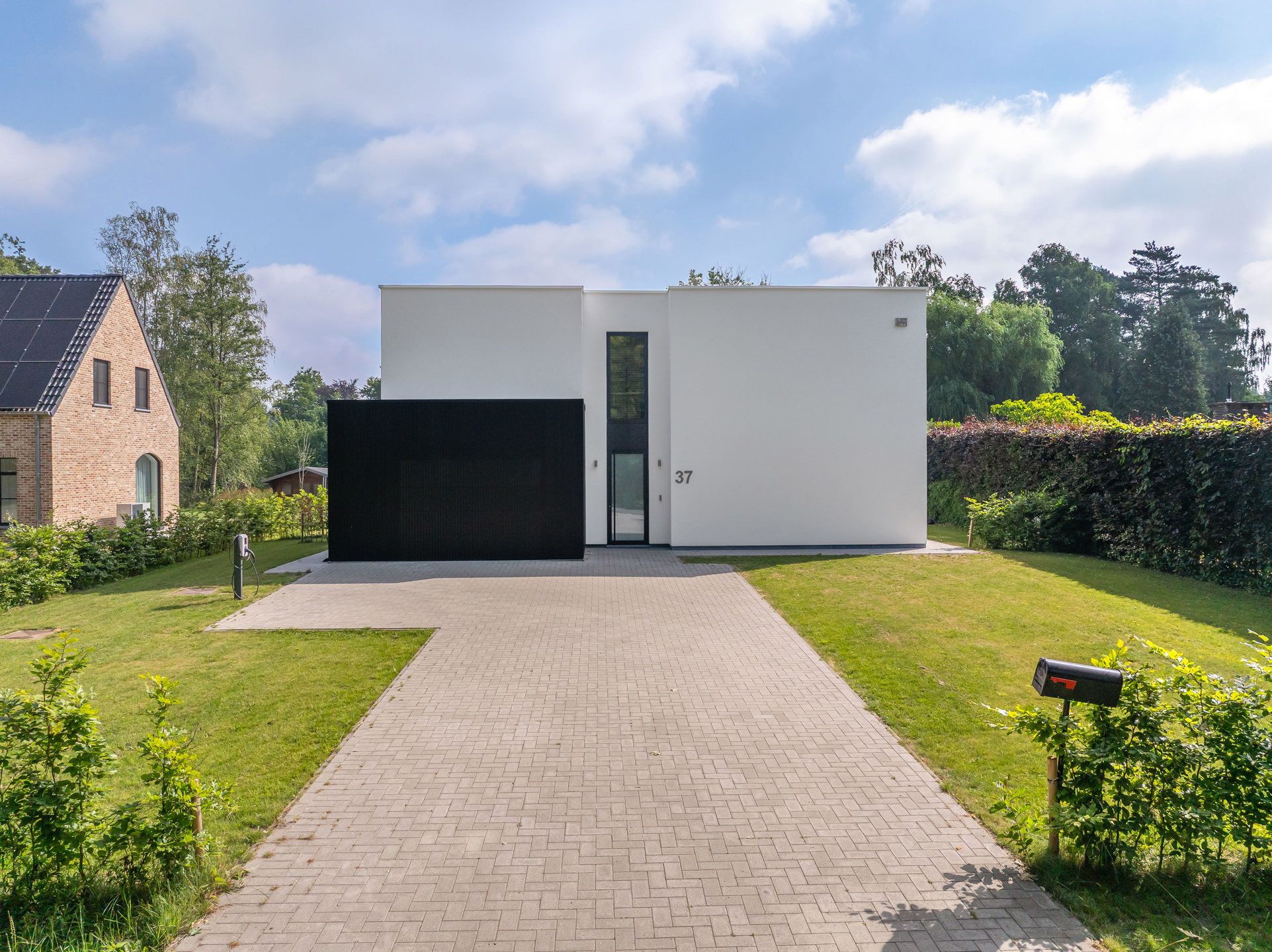 Moderne, recente villa met grote tuin en veel lichtinval foto 3