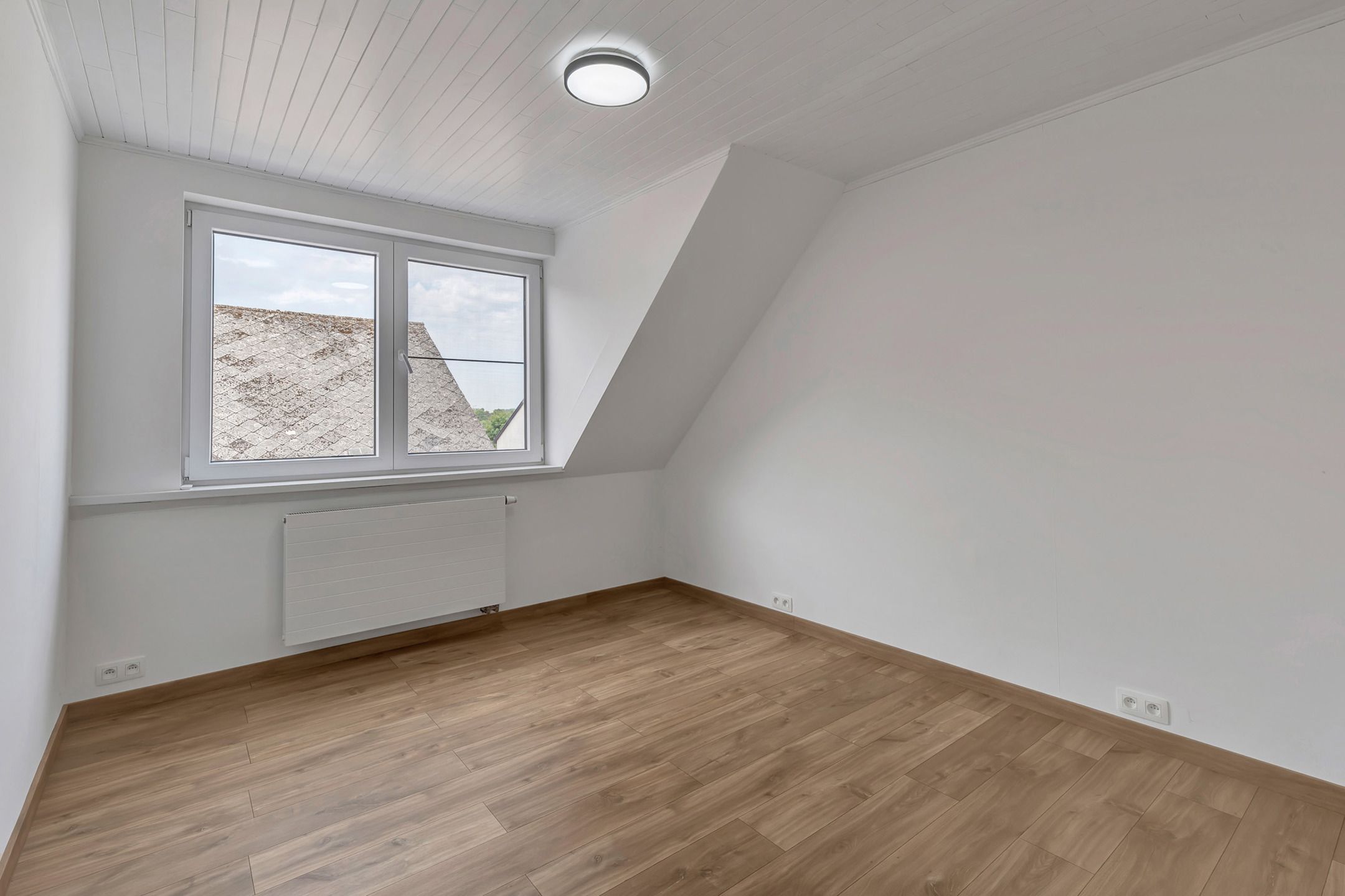 Gerenoveerde woning met 4 slaapkamers en 2 badkamers.  foto 15