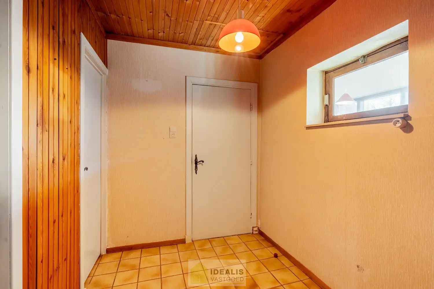 IDEALIS VASTGOED - Aangename vrijstaande woning op toplocatie te Boseind, Pelt. Deze woning omvat maar liefst +-149m² netto bewoonbare oppervlakte op een perceel van 6a 35ca met een ruime woonkamer met aansluitend uitgeruste keuken, maar liefst 3 slaapkamers of 2 slaapkamers met ruime dressing, badkamer, wasplaats, veranda en zeer ruime garage vlakbij de dorpskern van Boseind, Pelt! Uiterst geschikt voor kandidaten op zoek naar een naar eigen wens te renoveren betaalbare woning. foto 14