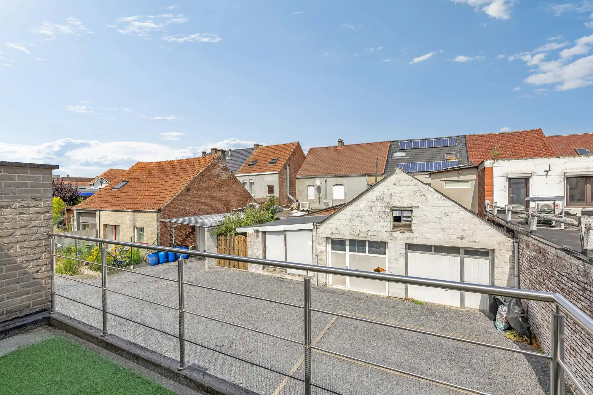 Ruim, instapklaar appartement met terras en autostaanplaats foto 16