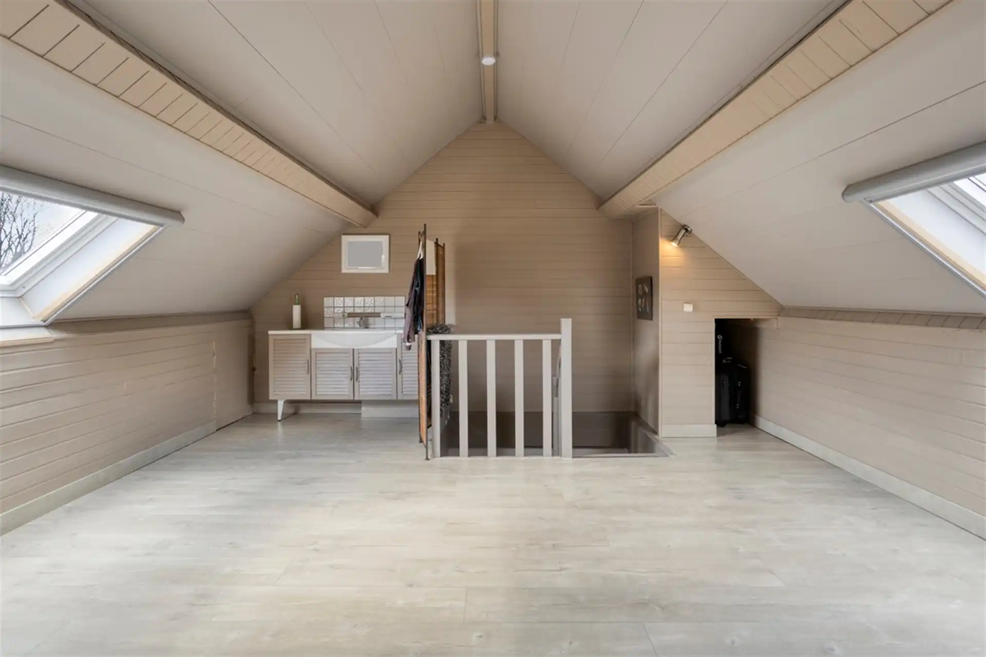 Gezinswoning met 3 slaapkamers, tuin en garage in rustige straat foto 26