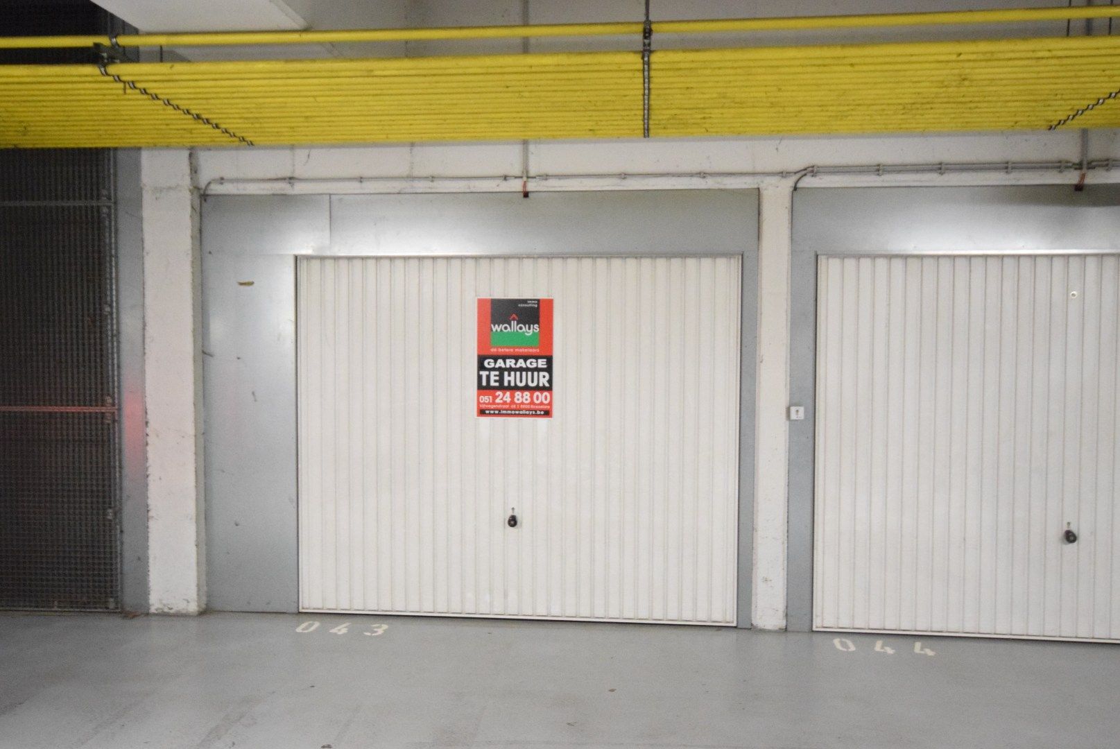 GARAGE  IN DE MUNT  foto {{pictureIndex}}