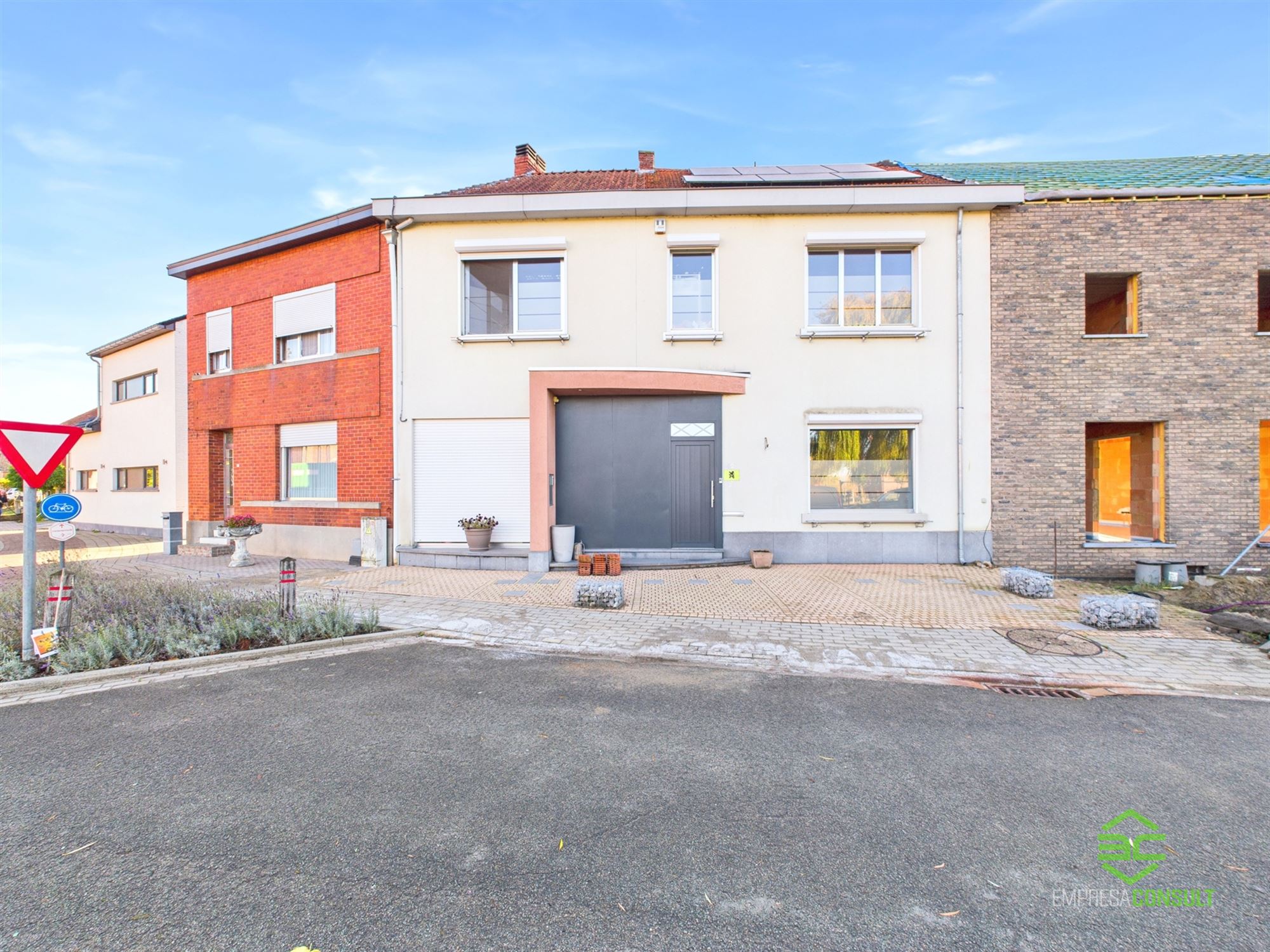 Ruime gezinswoning met 3/4 slpk en praktijkruimte! foto 2