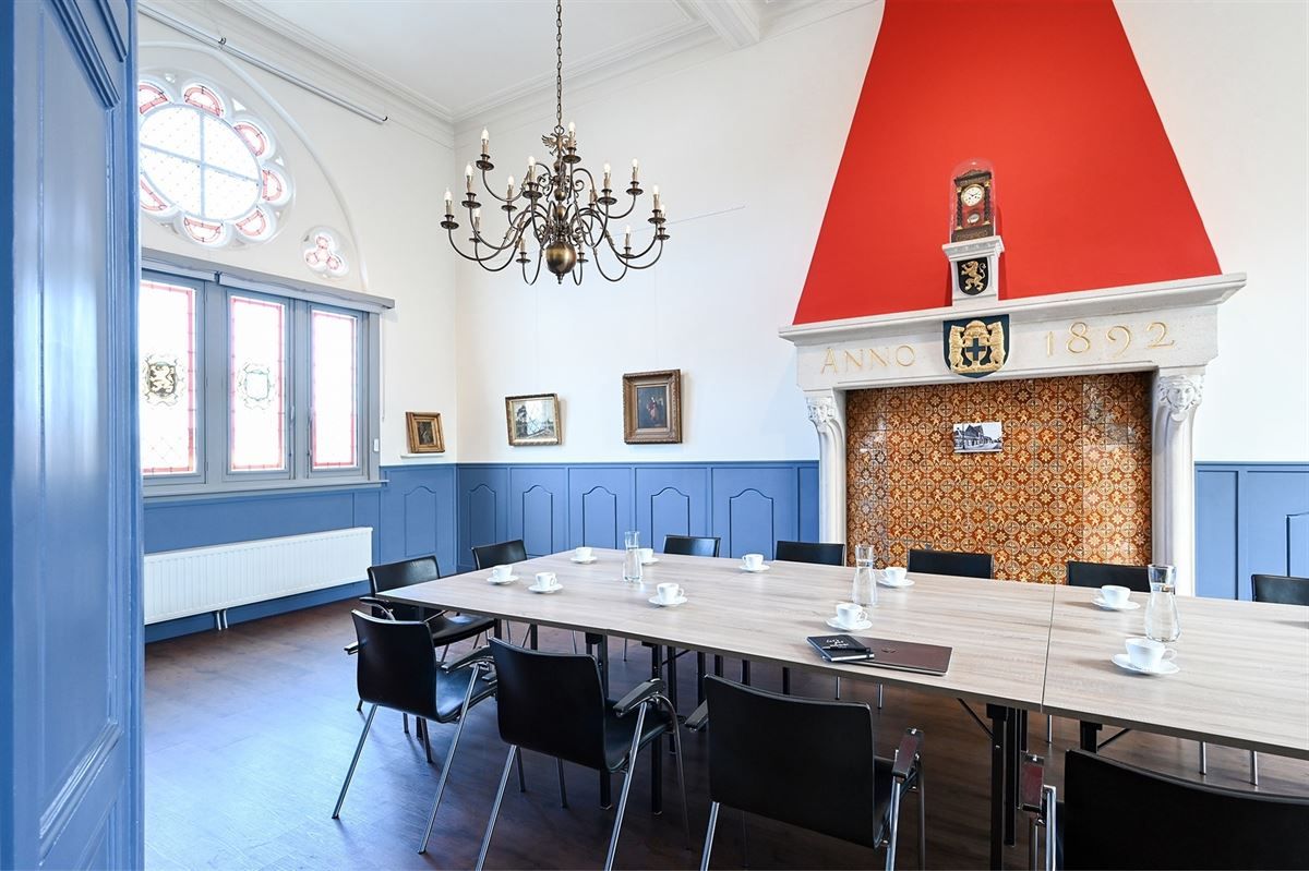 Autenthiek gerenoveerd oud gemeentehuis met tal van mogelijkheden foto 8