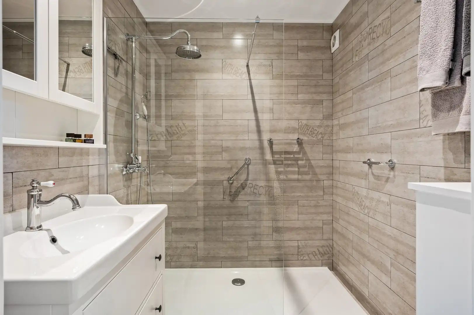 Ruim, instapklaar appartement nabij centrum Merksem foto 6