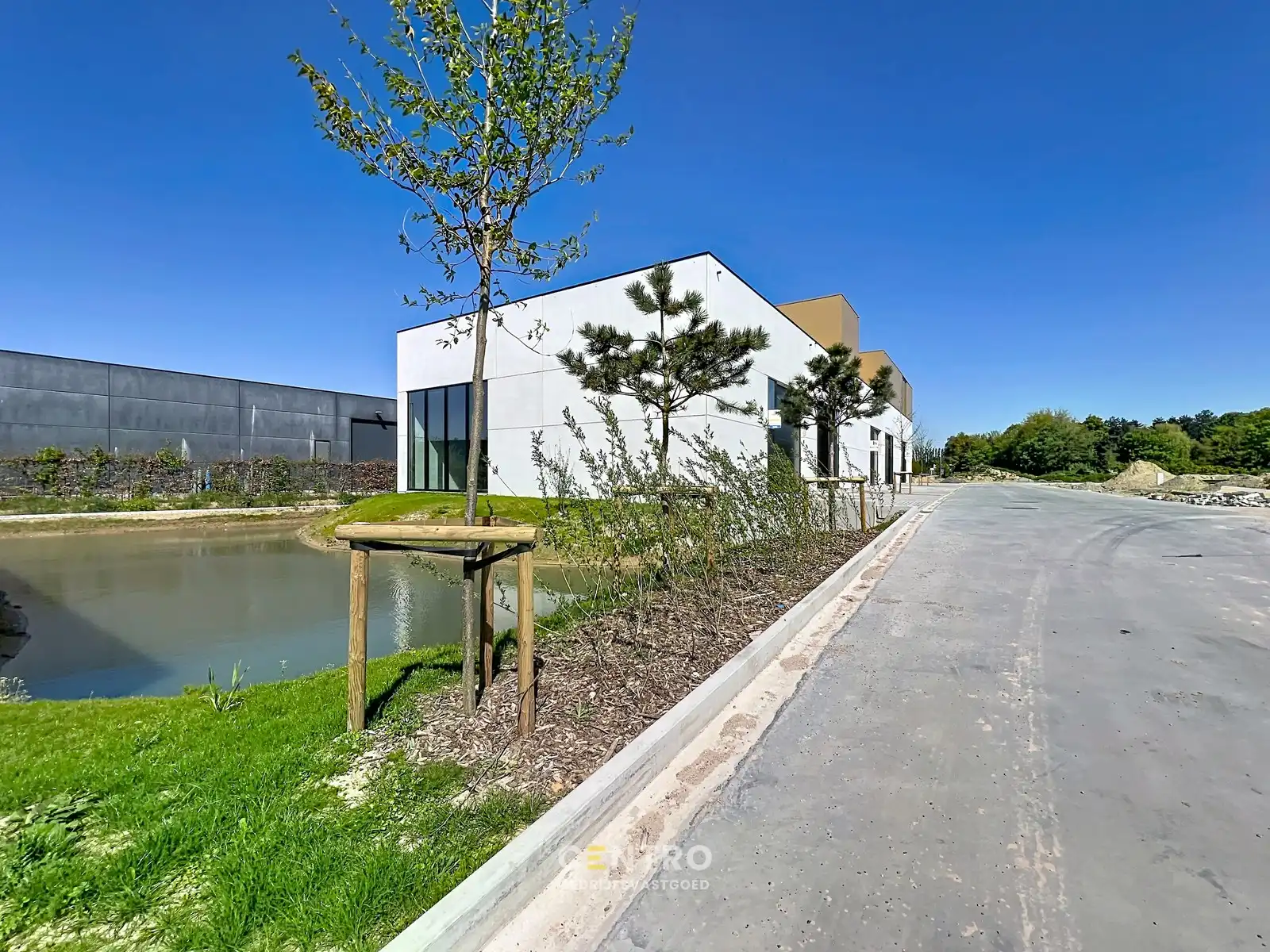 Nieuwbouw casco KMO-unit met kantoorruimte bovenop de loods en mogelijkheid tot prachtig dakterras ! foto {{pictureIndex}}