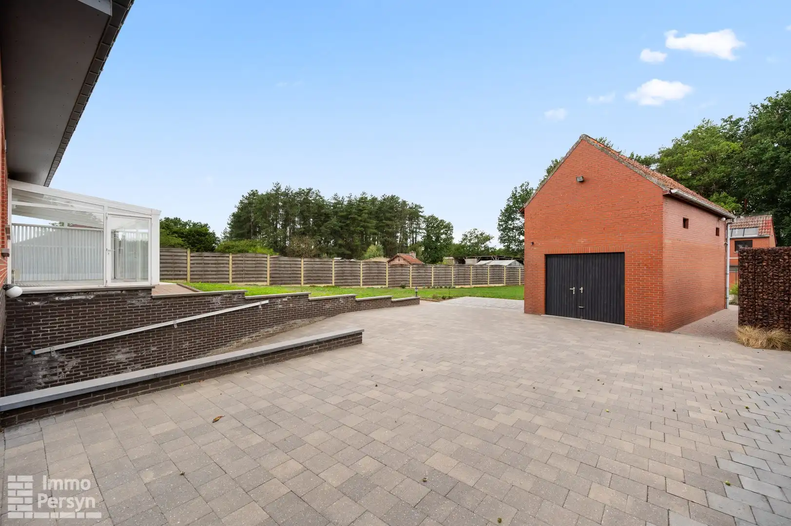 Vrijstaande bungalow met bijgebouw op een riant perceel foto 22