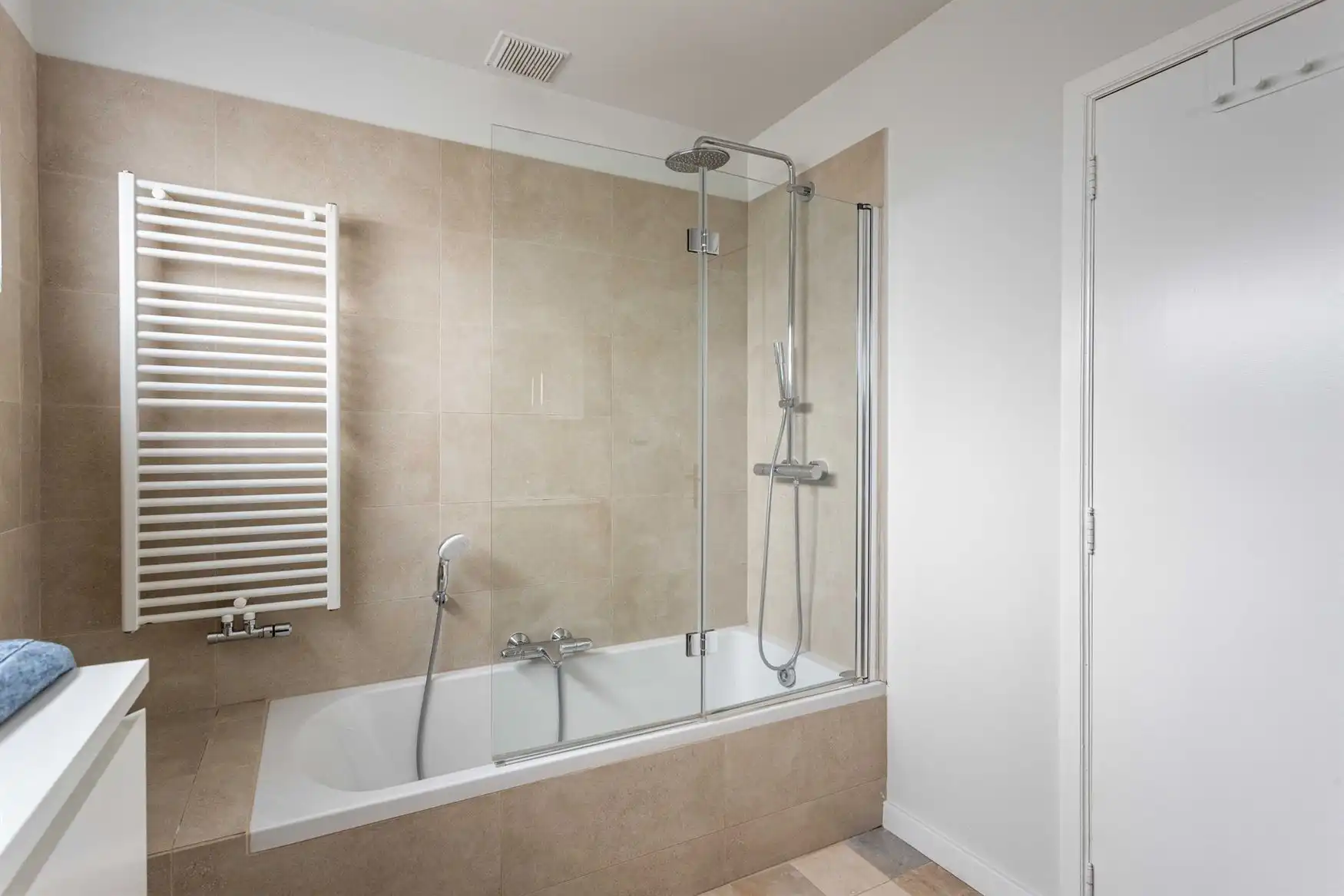 Volledig gerenoveerde gezinswoning met tuin in Drongen foto 13