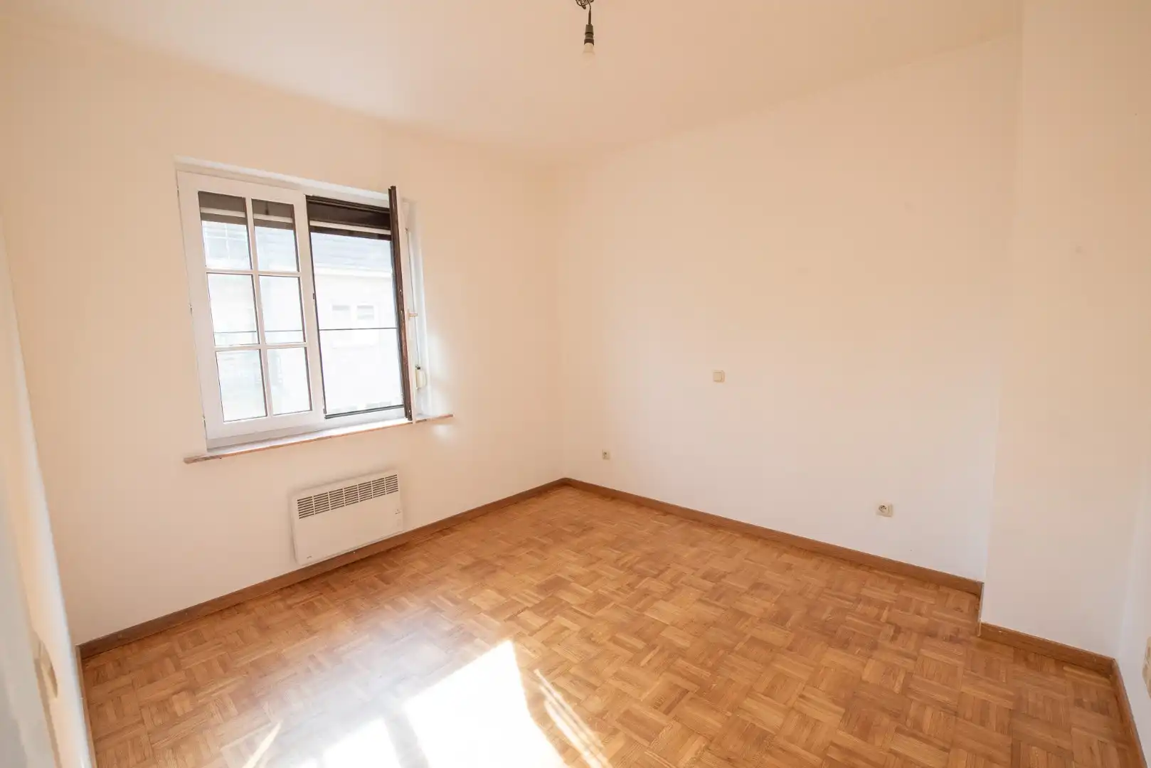 Instapklare woning met tuin en 2 garages in Oeselgem. foto 9