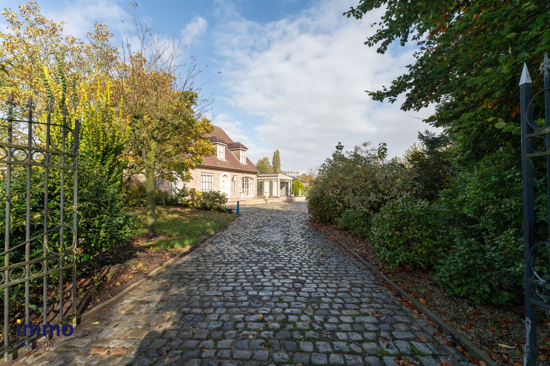 Hoofdfoto van de publicatie: Idyllisch gelegen villa op 3598 m² met garage voor 6 wagens