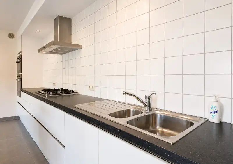 Gemeubeld gelijkvloers appartement met tuin – Heffen foto 6