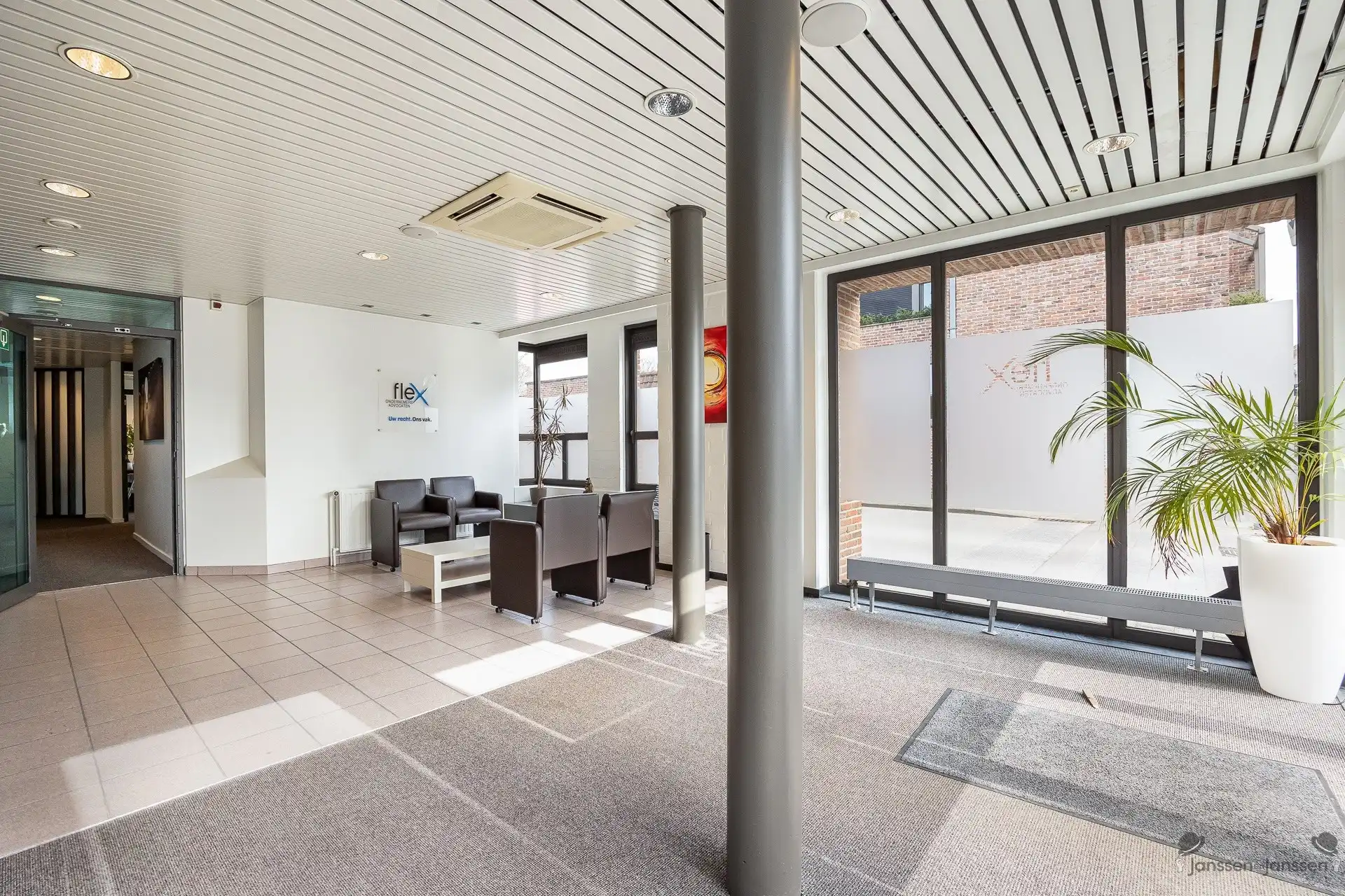 Centraal gelegen handelspand met ruime parking foto 2