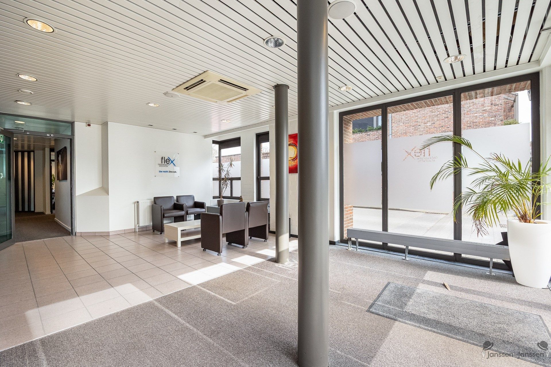 Centraal gelegen handelspand met ruime parking foto 2