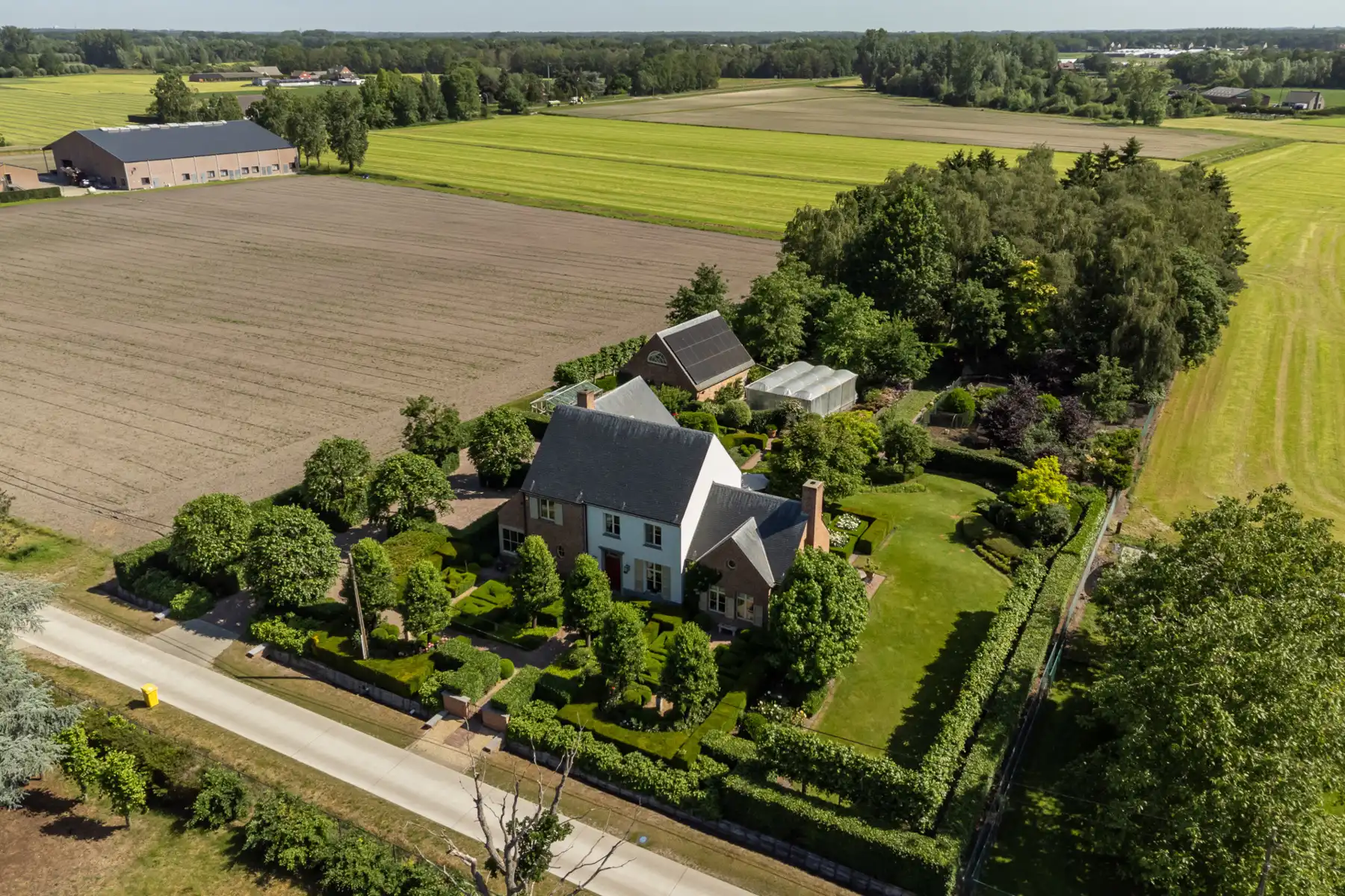 Ruime villawoning met 4 slaapkamers en noordoost georiënteerde tuin op een perceel van ca 6.155m² op een rustige locatie in Hoogstraten (Meerle). foto {{pictureIndex}}