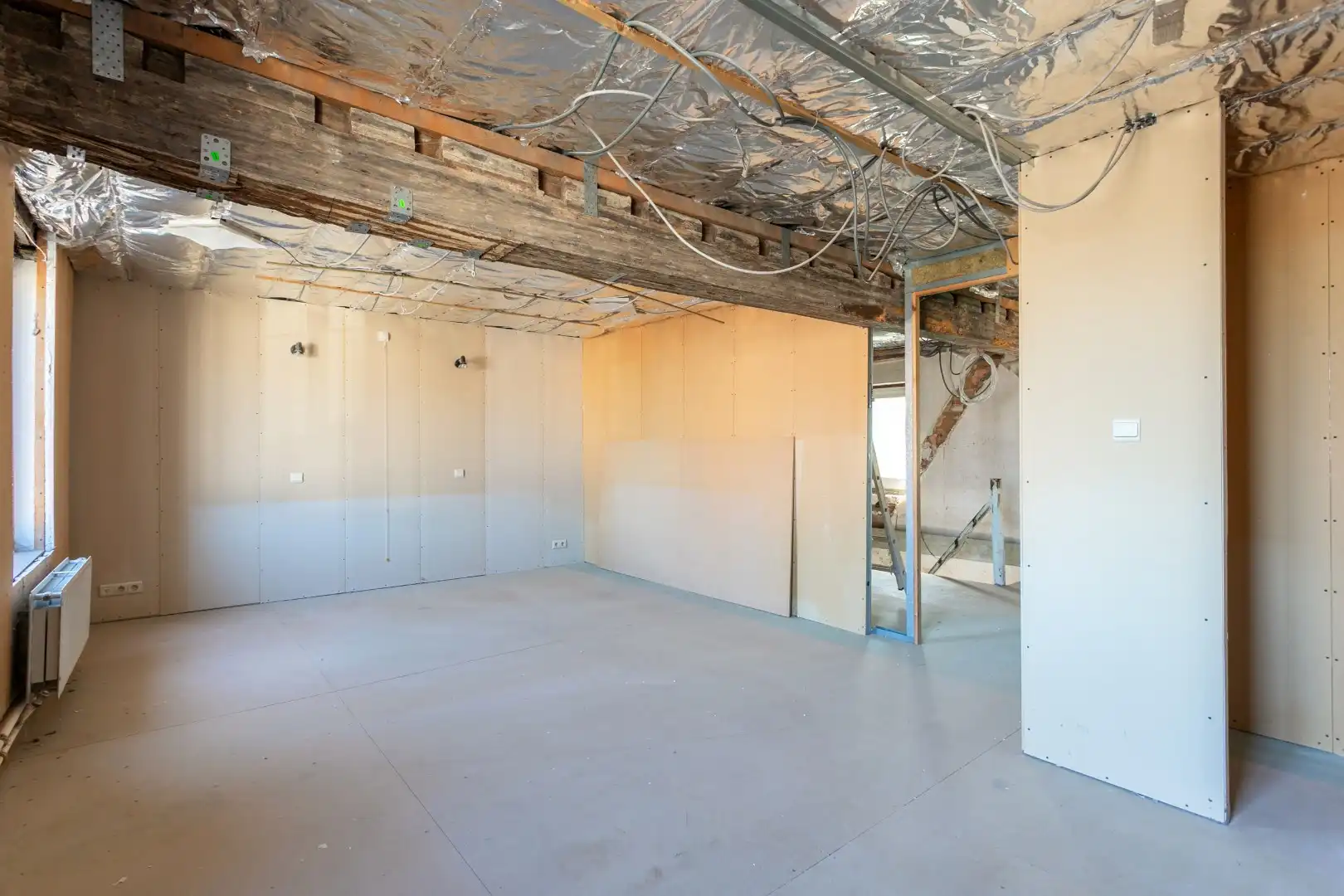 Te renoveren eigendom (317 m²) met veel potentieel, ruime tuin (6a 42ca) en dubbele achterliggende carport met toegang tot de achterliggende straat in Kester foto 18