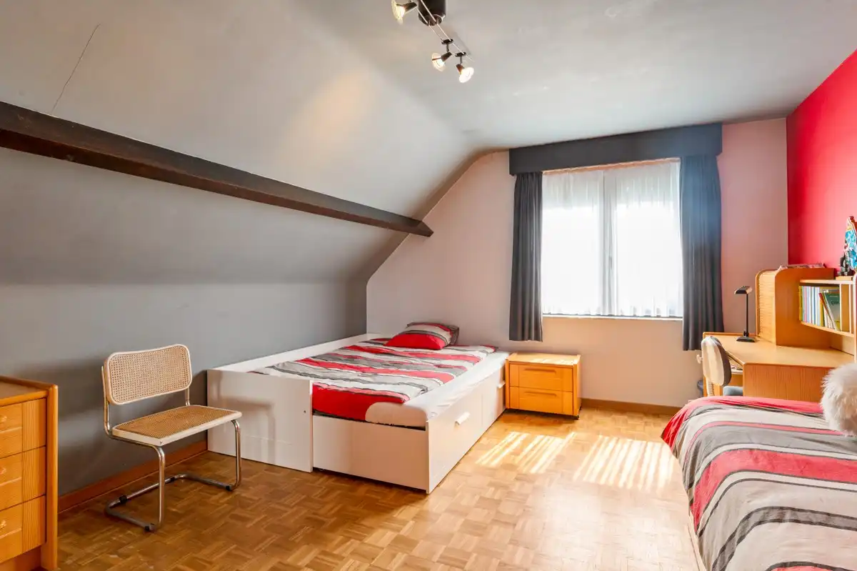 Ruime gezinswoning op 1135 m² met mogelijkheid tot 5 slaapkamers vlakbij het centrum van Zoersel. foto 14